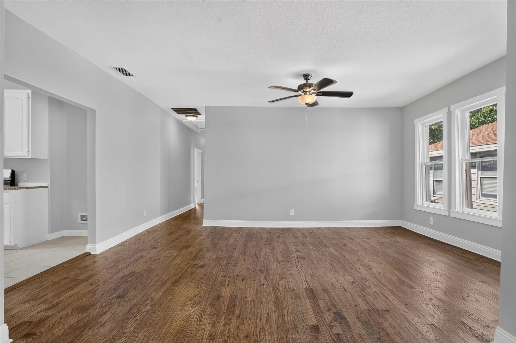 Single Family Residence For Sale in Tarrant County , 1201 W Arlington Avenue, Fort Worth, Texas 76110, 3 Bedroom, 3 Bathroom, Garage spaces, 1,666 Sqft, built in 1930, mls#21346576, Real Estate Agent in Fort Worth, Homes For Sale in Tarrant county, Homes For Sale in Fort Worth, Realtor in Fort Worth Texas, Real Estate Brokerage Independent Realty Texas, Luminita Cordes Realtor