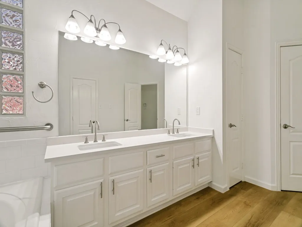 Single Family Residence For Sale in Tarrant County , 2152 Pritchard Drive, Grapevine, Texas 76051, 4 Bedroom, 3 Bathroom, 2 Garage spaces, 2,443 Sqft, built in 1995, mls#21345478, Real Estate Agent in Grapevine, Homes For Sale in Tarrant county, Homes For Sale in Grapevine, Realtor in Grapevine Texas, Real Estate Brokerage Independent Realty Texas, Luminita Cordes Realtor