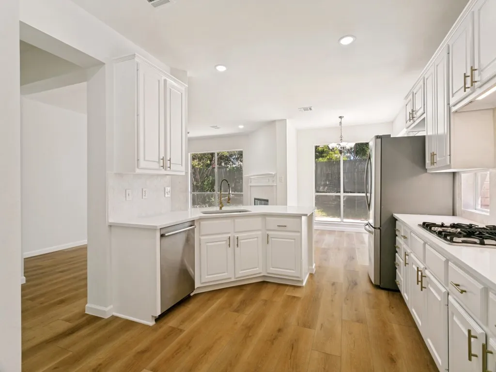 Single Family Residence For Sale in Tarrant County , 2152 Pritchard Drive, Grapevine, Texas 76051, 4 Bedroom, 3 Bathroom, 2 Garage spaces, 2,443 Sqft, built in 1995, mls#21345478, Real Estate Agent in Grapevine, Homes For Sale in Tarrant county, Homes For Sale in Grapevine, Realtor in Grapevine Texas, Real Estate Brokerage Independent Realty Texas, Luminita Cordes Realtor