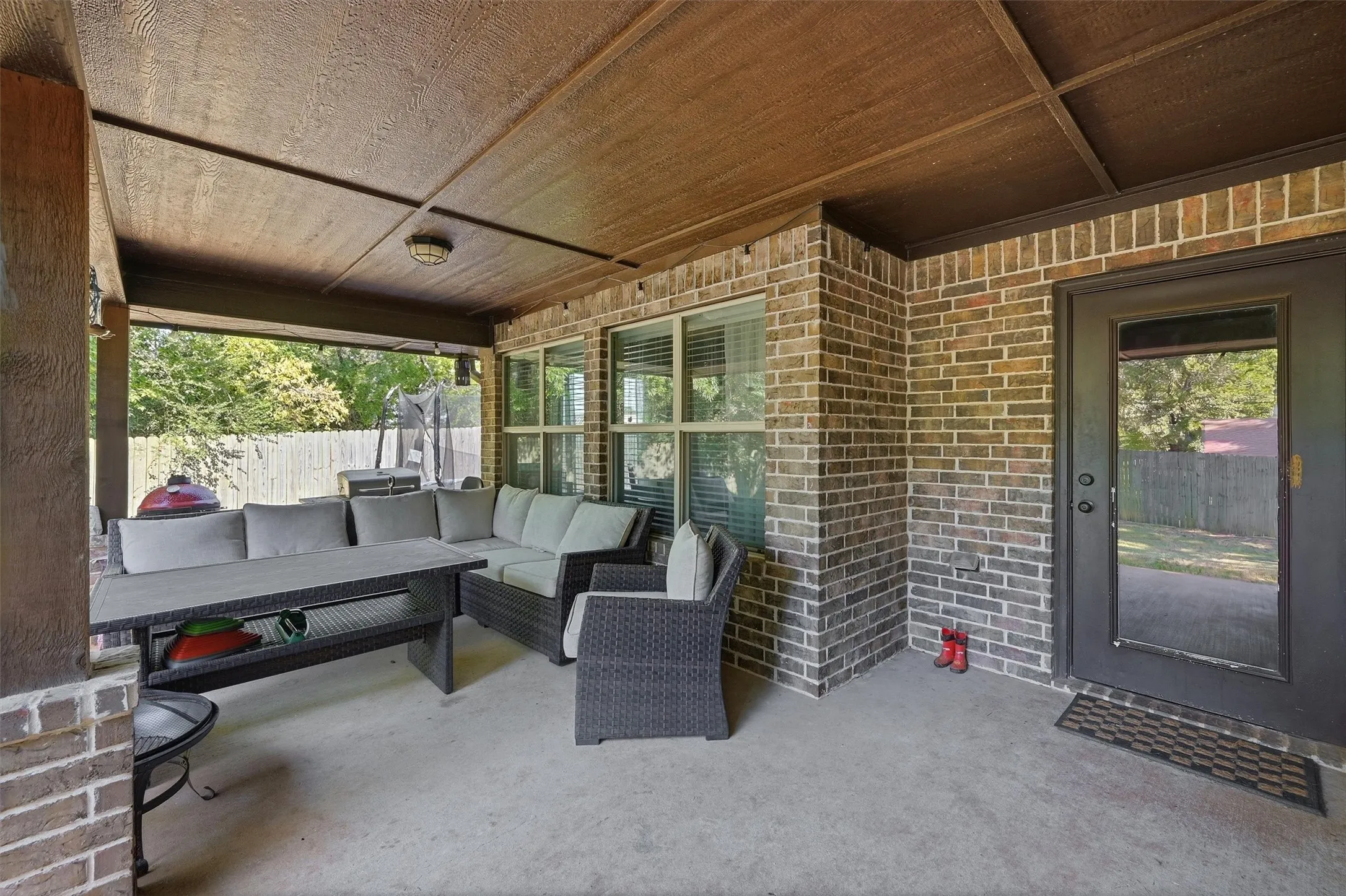 Nice relaxing covered patio! Great space for entertaining or just to simlpy relax after a long day.