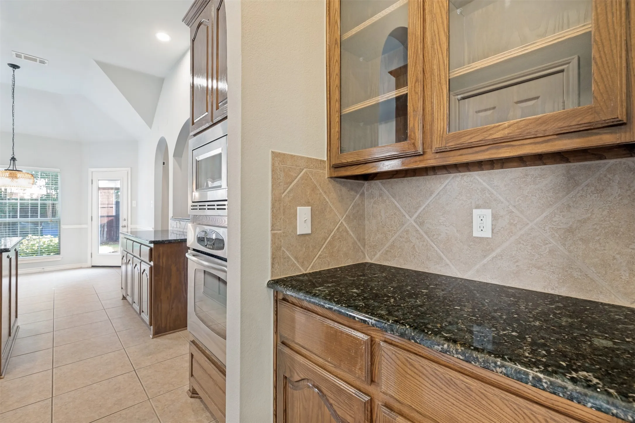 Butler's pantry and granite counters