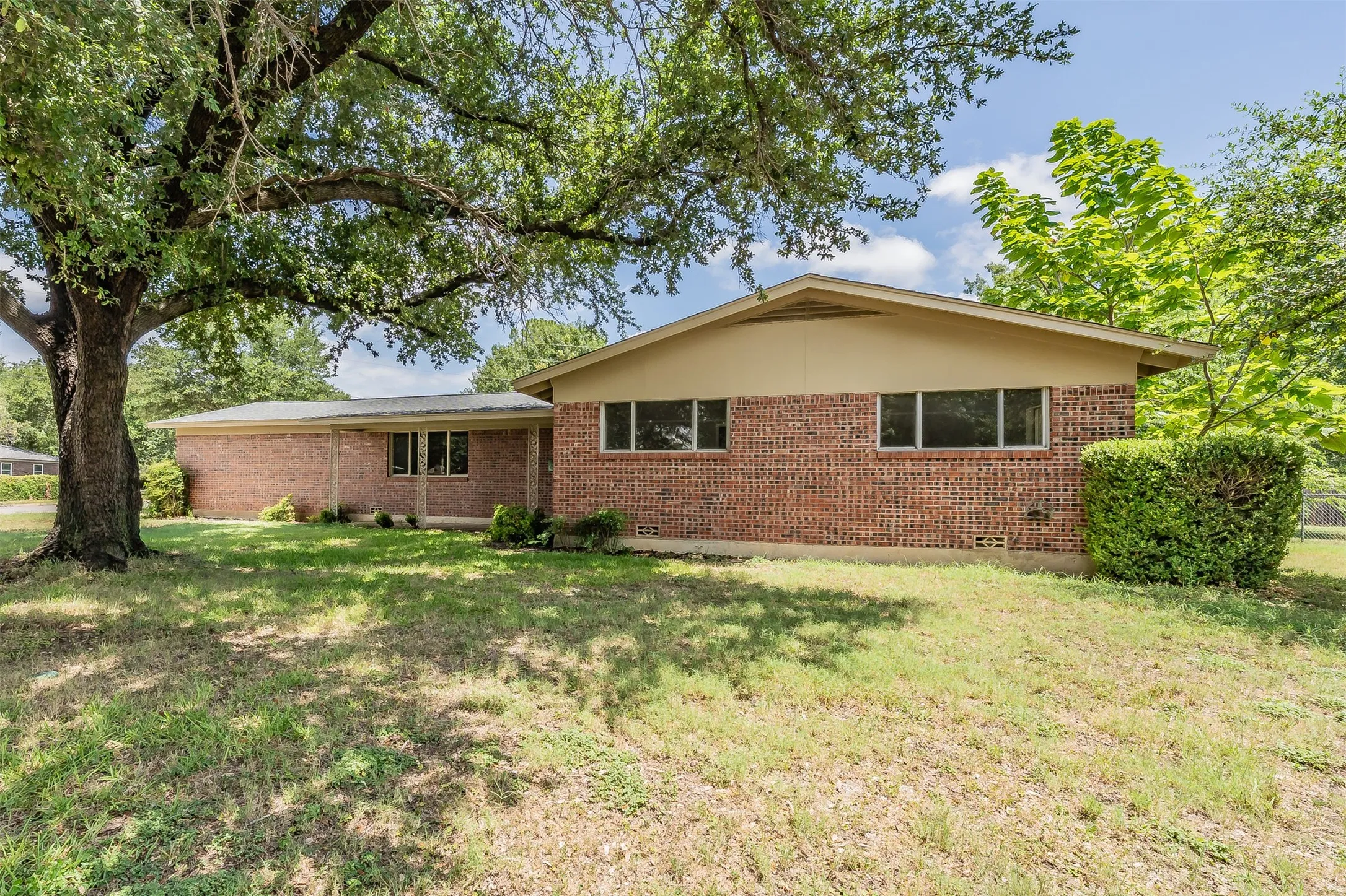 Single Family Residence For Sale in Tarrant County , 6721 Cylinda Sue Circle, North Richland Hills, Texas 76180, 3 Bedroom, 2 Bathroom, 2 Garage spaces, 1,578 Sqft, built in 1958, mls#21346581, Real Estate Agent in North Richland Hills, Homes For Sale in Tarrant county, Homes For Sale in North Richland Hills, Realtor in North Richland Hills Texas, Real Estate Brokerage Independent Realty Texas, Luminita Cordes Realtor