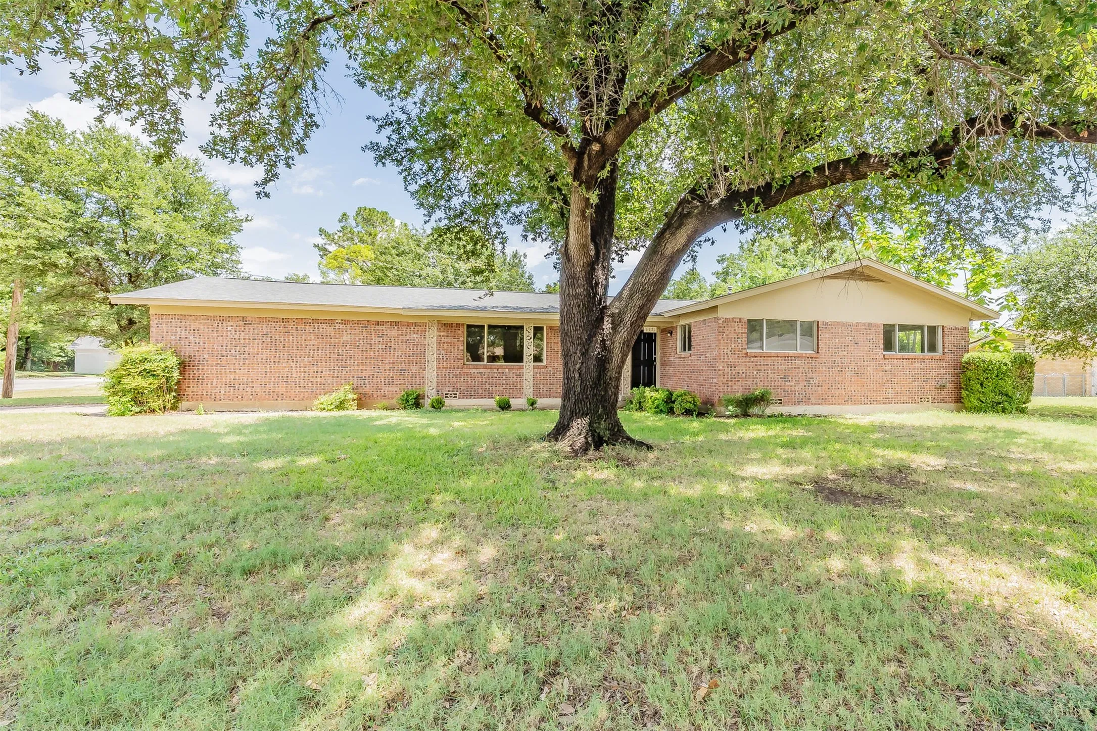 Single Family Residence For Sale in Tarrant County , 6721 Cylinda Sue Circle, North Richland Hills, Texas 76180, 3 Bedroom, 2 Bathroom, 2 Garage spaces, 1,578 Sqft, built in 1958, mls#21346581, Real Estate Agent in North Richland Hills, Homes For Sale in Tarrant county, Homes For Sale in North Richland Hills, Realtor in North Richland Hills Texas, Real Estate Brokerage Independent Realty Texas, Luminita Cordes Realtor