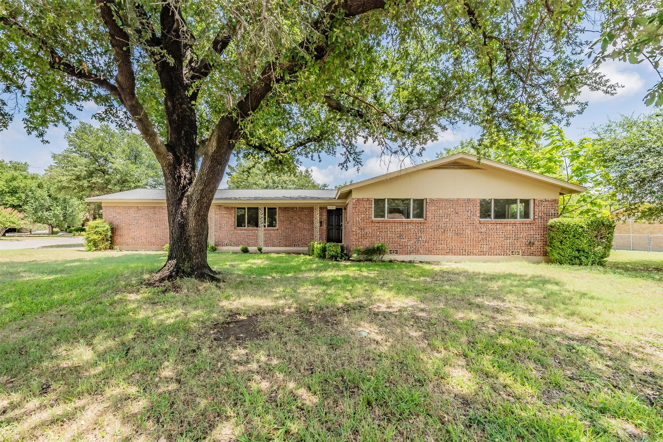 Single Family Residence For Sale in Tarrant County , 6721 Cylinda Sue Circle, North Richland Hills, Texas 76180, 3 Bedroom, 2 Bathroom, 2 Garage spaces, 1,578 Sqft, built in 1958, mls#21346581, Real Estate Agent in North Richland Hills, Homes For Sale in Tarrant county, Homes For Sale in North Richland Hills, Realtor in North Richland Hills Texas, Real Estate Brokerage Independent Realty Texas, Luminita Cordes Realtor