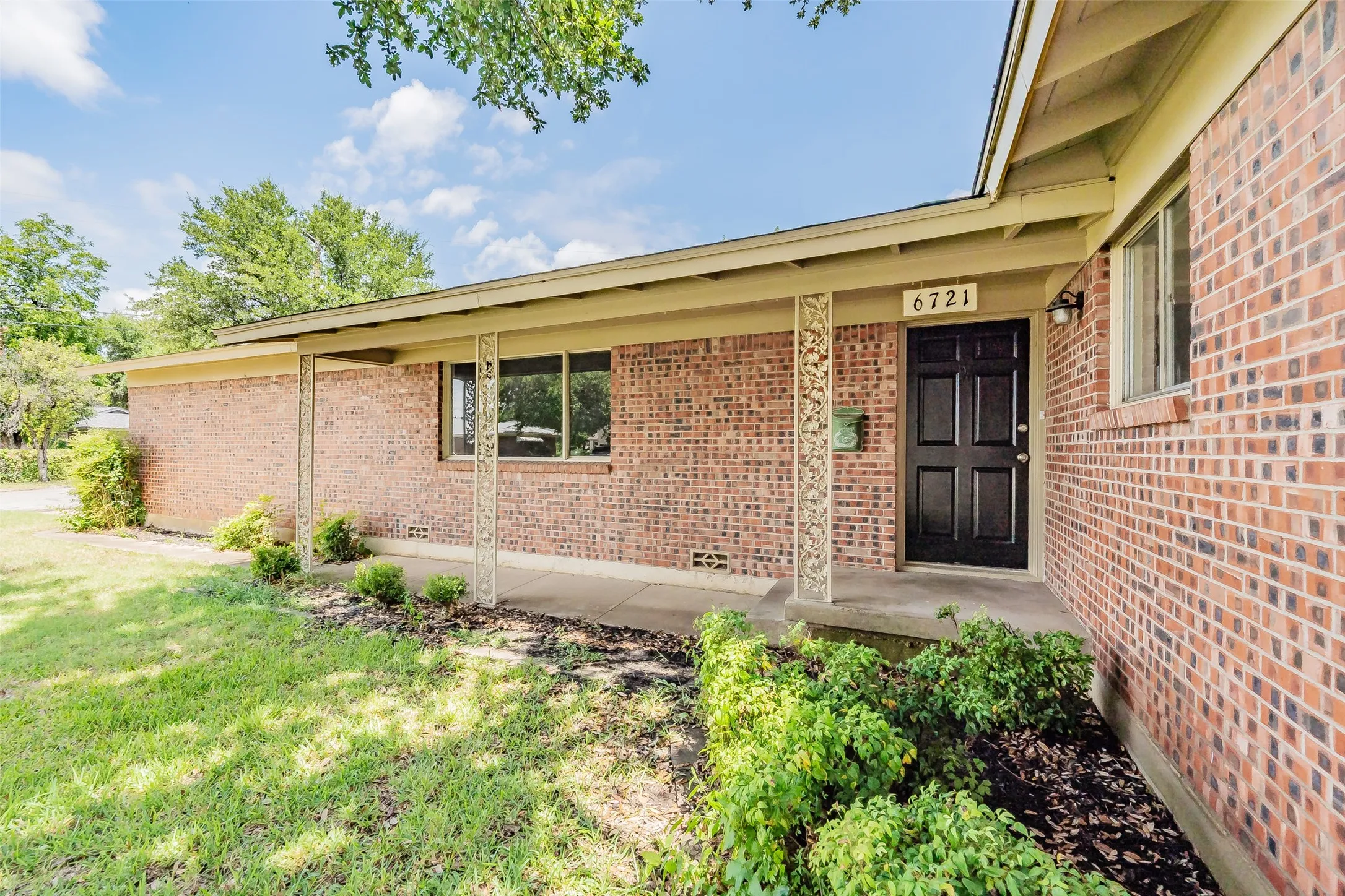 Single Family Residence For Sale in Tarrant County , 6721 Cylinda Sue Circle, North Richland Hills, Texas 76180, 3 Bedroom, 2 Bathroom, 2 Garage spaces, 1,578 Sqft, built in 1958, mls#21346581, Real Estate Agent in North Richland Hills, Homes For Sale in Tarrant county, Homes For Sale in North Richland Hills, Realtor in North Richland Hills Texas, Real Estate Brokerage Independent Realty Texas, Luminita Cordes Realtor
