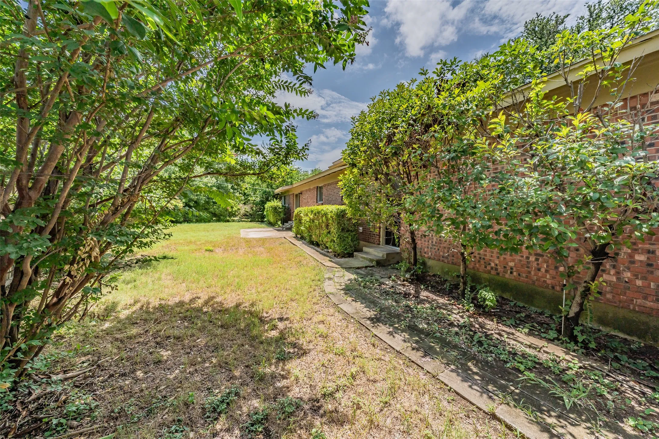Single Family Residence For Sale in Tarrant County , 6721 Cylinda Sue Circle, North Richland Hills, Texas 76180, 3 Bedroom, 2 Bathroom, 2 Garage spaces, 1,578 Sqft, built in 1958, mls#21346581, Real Estate Agent in North Richland Hills, Homes For Sale in Tarrant county, Homes For Sale in North Richland Hills, Realtor in North Richland Hills Texas, Real Estate Brokerage Independent Realty Texas, Luminita Cordes Realtor