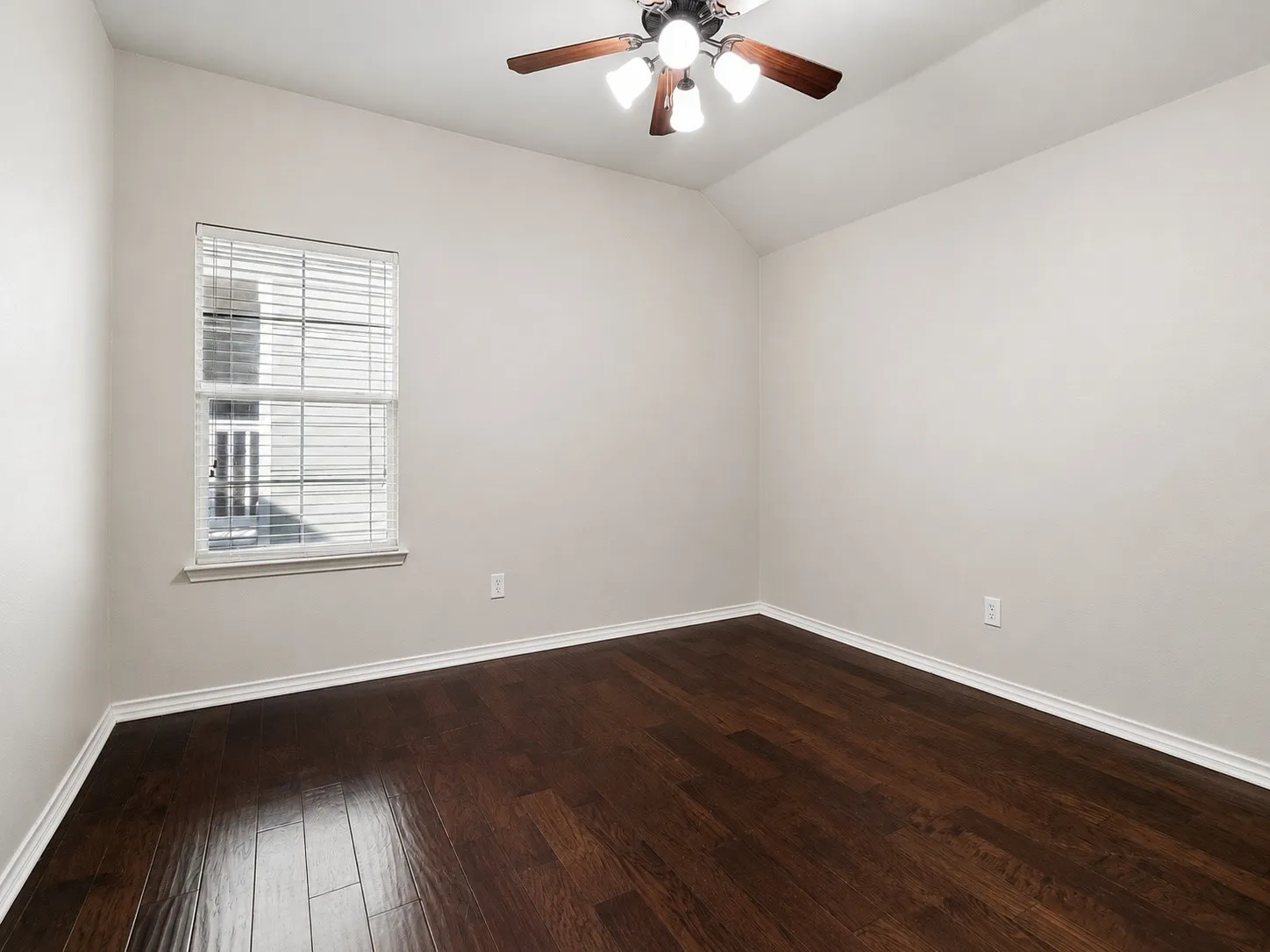 Single Family Residence For Sale in Denton County , 1145 King George Lane, Savannah, Texas 76227, 3 Bedroom, 3 Bathroom, 2 Garage spaces, 2,123 Sqft, built in 2008, mls#21346480, Real Estate Agent in Savannah, Homes For Sale in Denton county, Homes For Sale in Savannah, Realtor in Savannah Texas, Real Estate Brokerage Independent Realty Texas, Luminita Cordes Realtor