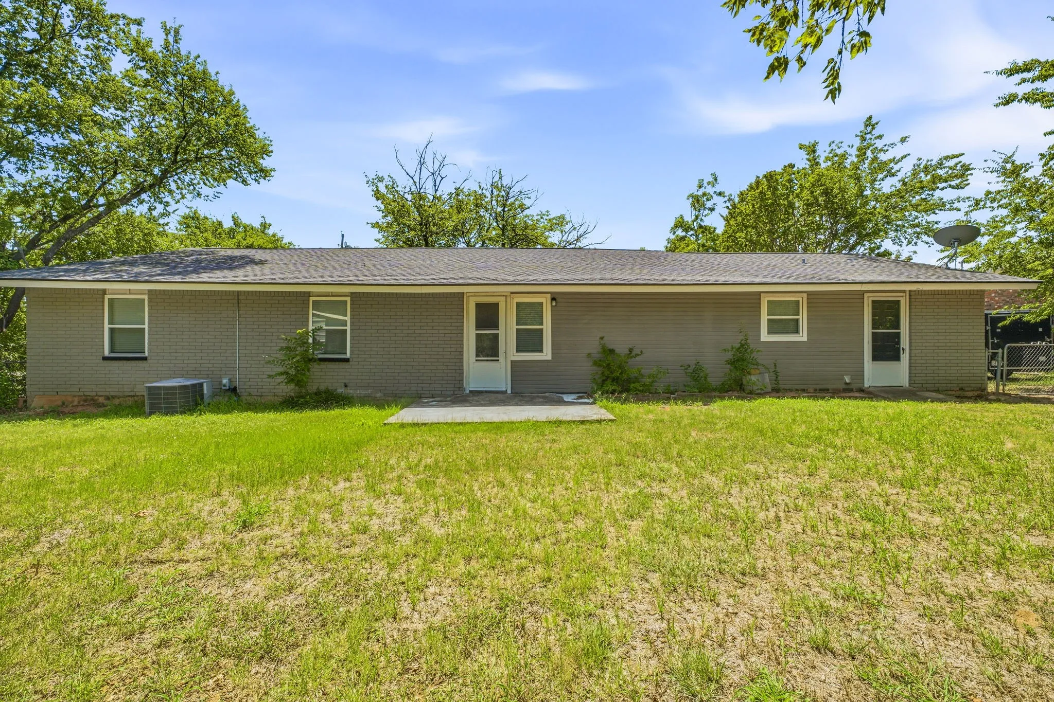 Single Family Residence For Sale in Erath County , 1085 W Park Street, Stephenville, Texas 76401, 3 Bedroom, 2 Bathroom, 2 Garage spaces, 1,520 Sqft, built in 1971, mls#21345778, Real Estate Agent in Stephenville, Homes For Sale in Erath county, Homes For Sale in Stephenville, Realtor in Stephenville Texas, Real Estate Brokerage Independent Realty Texas, Luminita Cordes Realtor