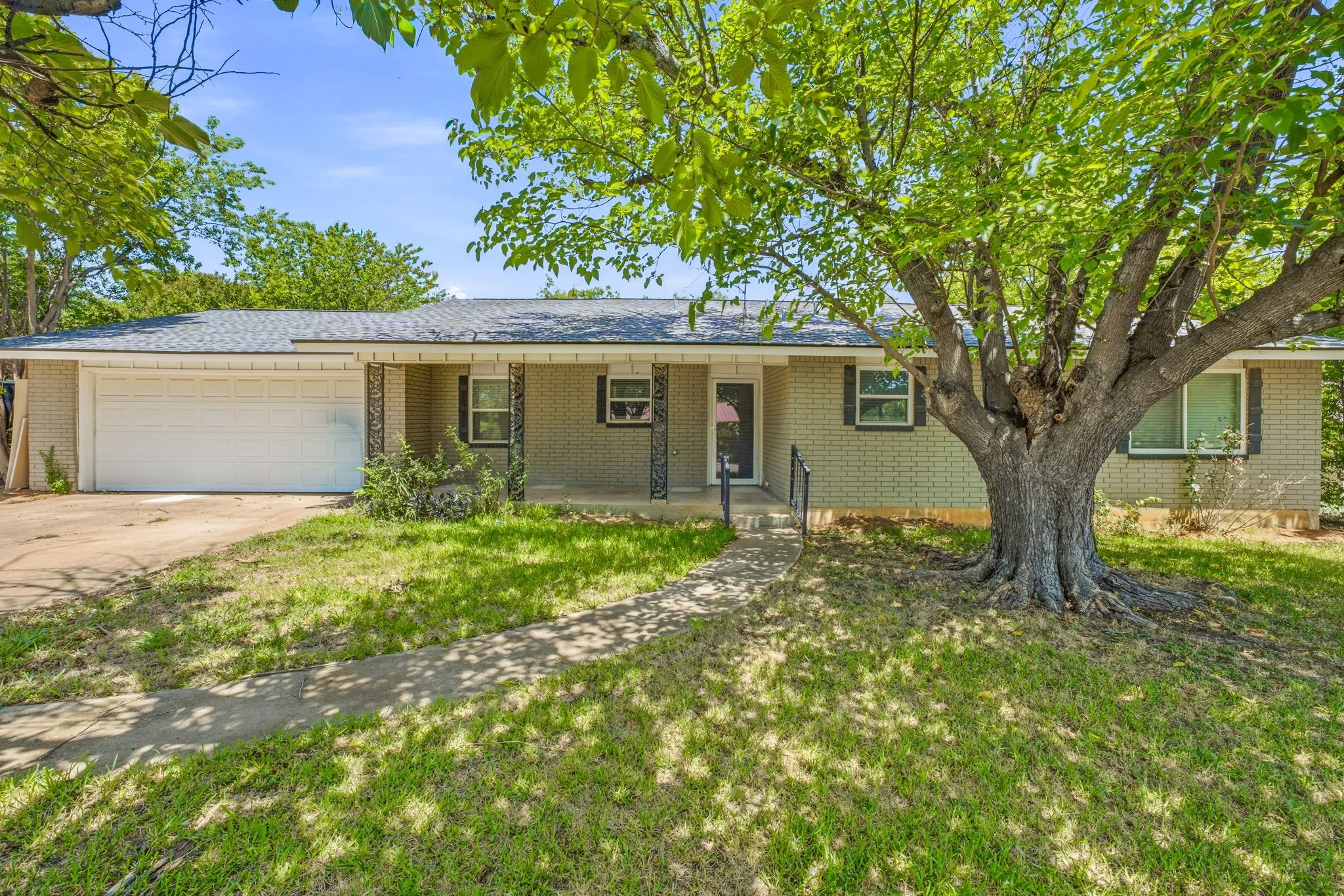 Single Family Residence For Sale in Erath County , 1085 W Park Street, Stephenville, Texas 76401, 3 Bedroom, 2 Bathroom, 2 Garage spaces, 1,520 Sqft, built in 1971, mls#21345778, Real Estate Agent in Stephenville, Homes For Sale in Erath county, Homes For Sale in Stephenville, Realtor in Stephenville Texas, Real Estate Brokerage Independent Realty Texas, Luminita Cordes Realtor
