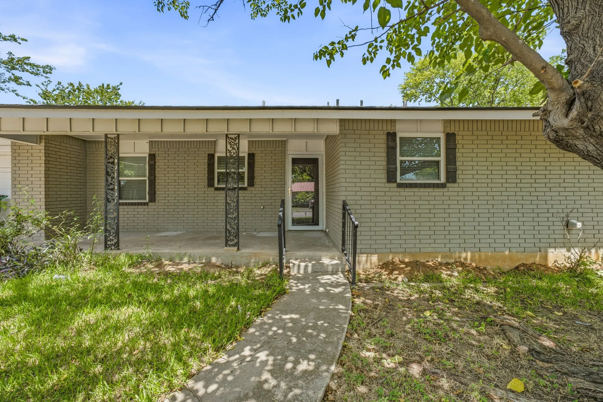 Single Family Residence For Sale in Erath County , 1085 W Park Street, Stephenville, Texas 76401, 3 Bedroom, 2 Bathroom, 2 Garage spaces, 1,520 Sqft, built in 1971, mls#21345778, Real Estate Agent in Stephenville, Homes For Sale in Erath county, Homes For Sale in Stephenville, Realtor in Stephenville Texas, Real Estate Brokerage Independent Realty Texas, Luminita Cordes Realtor