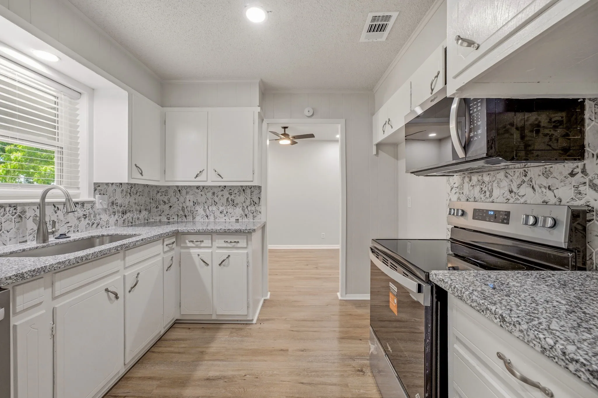 Single Family Residence For Sale in Erath County , 1085 W Park Street, Stephenville, Texas 76401, 3 Bedroom, 2 Bathroom, 2 Garage spaces, 1,520 Sqft, built in 1971, mls#21345778, Real Estate Agent in Stephenville, Homes For Sale in Erath county, Homes For Sale in Stephenville, Realtor in Stephenville Texas, Real Estate Brokerage Independent Realty Texas, Luminita Cordes Realtor
