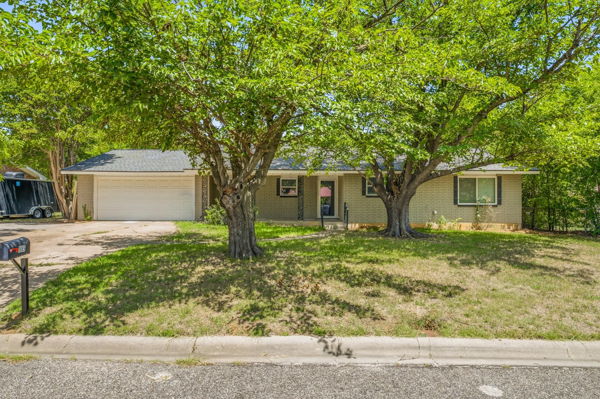 Single Family Residence For Sale in Erath County , 1085 W Park Street, Stephenville, Texas 76401, 3 Bedroom, 2 Bathroom, 2 Garage spaces, 1,520 Sqft, built in 1971, mls#21345778, Real Estate Agent in Stephenville, Homes For Sale in Erath county, Homes For Sale in Stephenville, Realtor in Stephenville Texas, Real Estate Brokerage Independent Realty Texas, Luminita Cordes Realtor