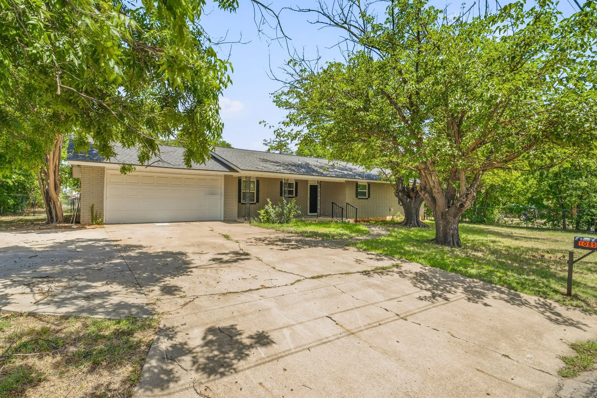 Single Family Residence For Sale in Erath County , 1085 W Park Street, Stephenville, Texas 76401, 3 Bedroom, 2 Bathroom, 2 Garage spaces, 1,520 Sqft, built in 1971, mls#21345778, Real Estate Agent in Stephenville, Homes For Sale in Erath county, Homes For Sale in Stephenville, Realtor in Stephenville Texas, Real Estate Brokerage Independent Realty Texas, Luminita Cordes Realtor