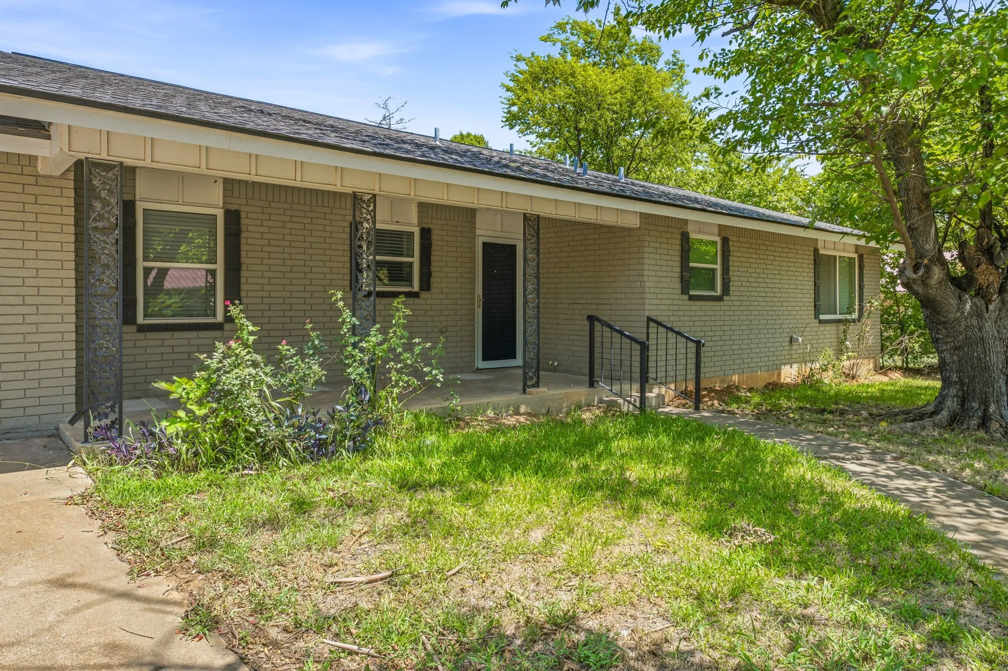 Single Family Residence For Sale in Erath County , 1085 W Park Street, Stephenville, Texas 76401, 3 Bedroom, 2 Bathroom, 2 Garage spaces, 1,520 Sqft, built in 1971, mls#21345778, Real Estate Agent in Stephenville, Homes For Sale in Erath county, Homes For Sale in Stephenville, Realtor in Stephenville Texas, Real Estate Brokerage Independent Realty Texas, Luminita Cordes Realtor