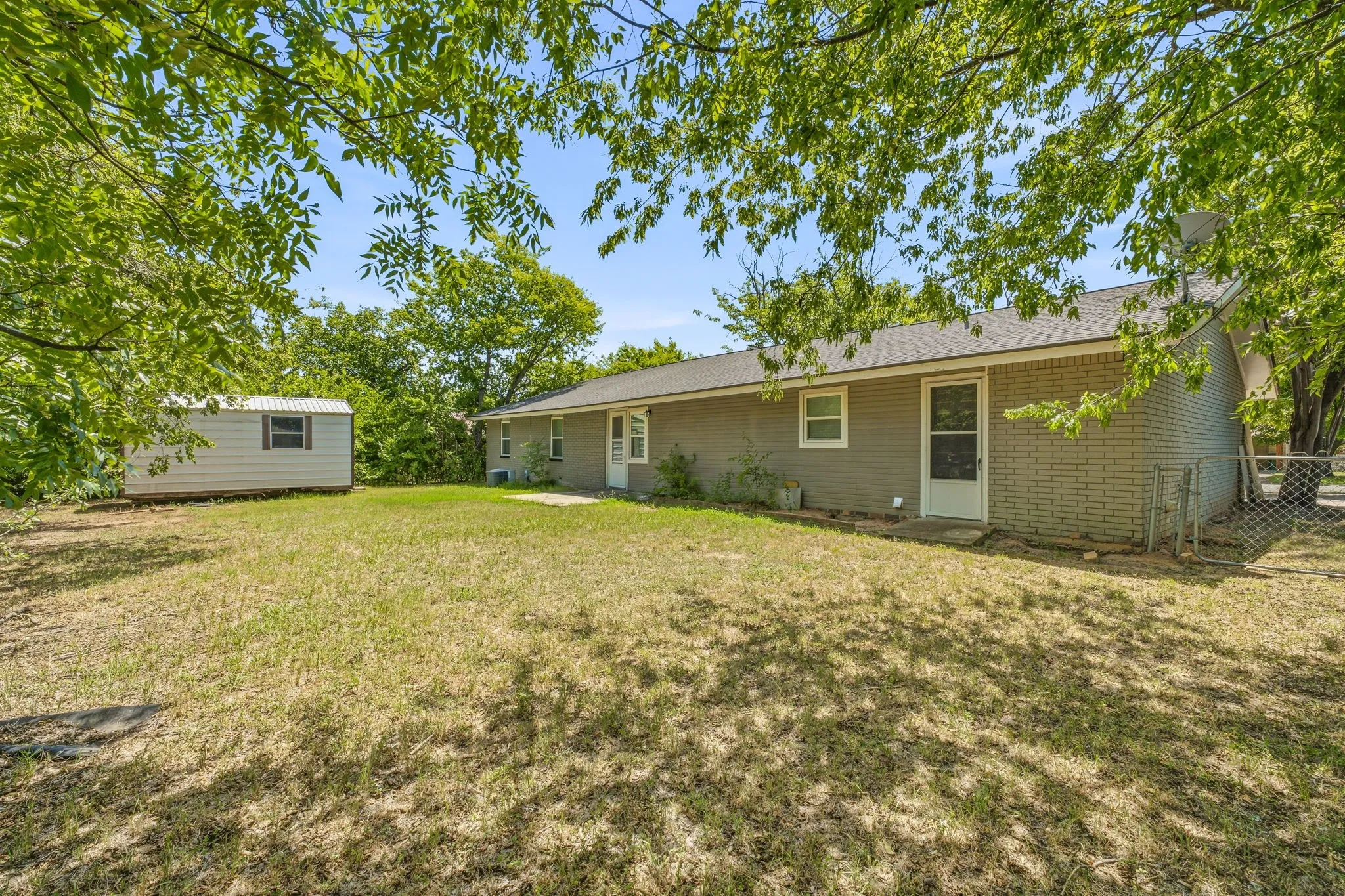 Single Family Residence For Sale in Erath County , 1085 W Park Street, Stephenville, Texas 76401, 3 Bedroom, 2 Bathroom, 2 Garage spaces, 1,520 Sqft, built in 1971, mls#21345778, Real Estate Agent in Stephenville, Homes For Sale in Erath county, Homes For Sale in Stephenville, Realtor in Stephenville Texas, Real Estate Brokerage Independent Realty Texas, Luminita Cordes Realtor