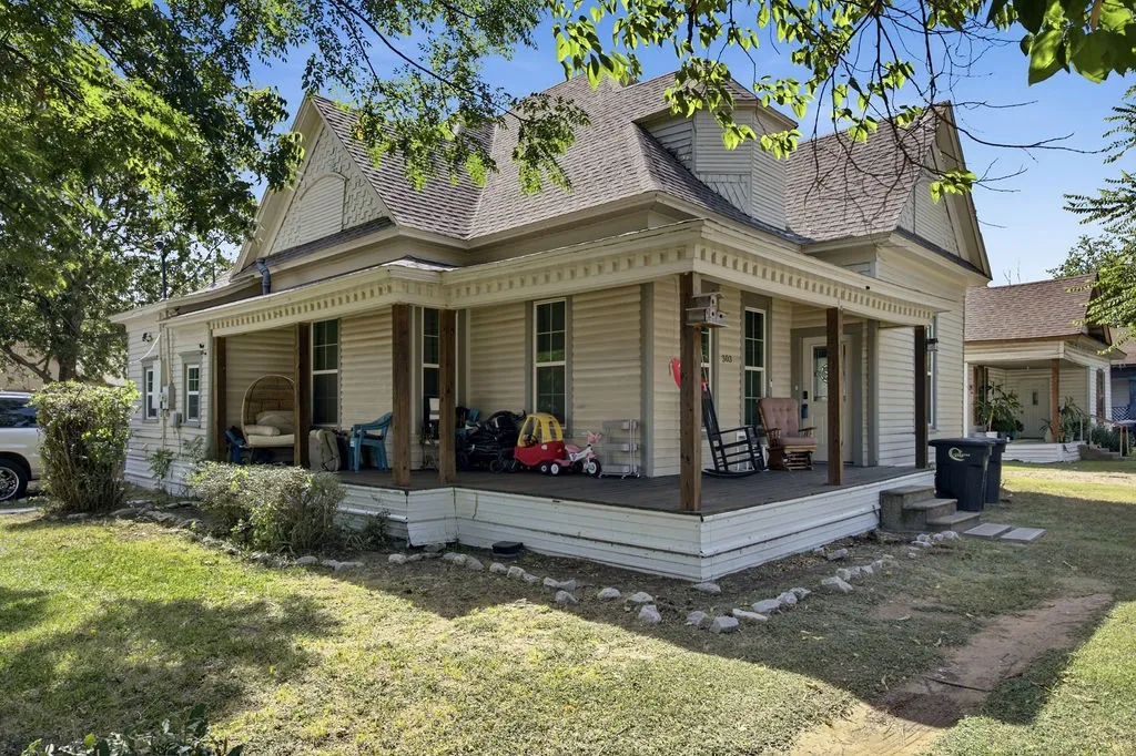 Single Family Residence For Sale in Johnson County , 303 N Douglas Avenue, Cleburne, Texas 76033, 2 Bedroom, 1 Bathroom, Garage spaces, 1,364 Sqft, built in 1920, mls#21337527, Real Estate Agent in Cleburne, Homes For Sale in Johnson county, Homes For Sale in Cleburne, Realtor in Cleburne Texas, Real Estate Brokerage Independent Realty Texas, Luminita Cordes Realtor