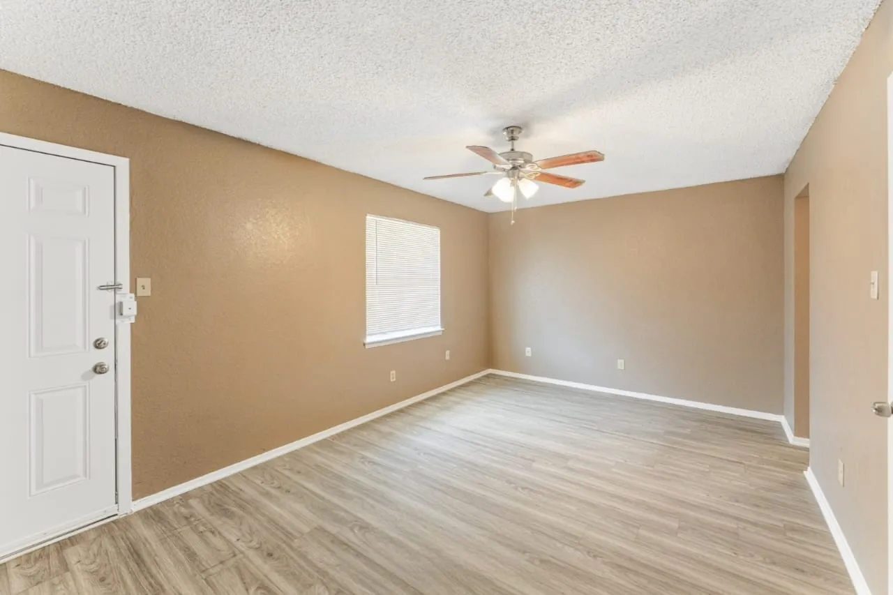Duplex For Rent in Tarrant County , 1809 San Rafael Street, Fort Worth, Texas 76134, 2 Bedroom, 1 Bathroom, 1 Garage spaces, 1,088 Sqft, built in 1985, mls#21346334, Real Estate Agent in Fort Worth, Homes For Rent in Tarrant county, Homes For Rent in Fort Worth, Realtor in Fort Worth Texas, Real Estate Brokerage Independent Realty Texas, Luminita Cordes Realtor