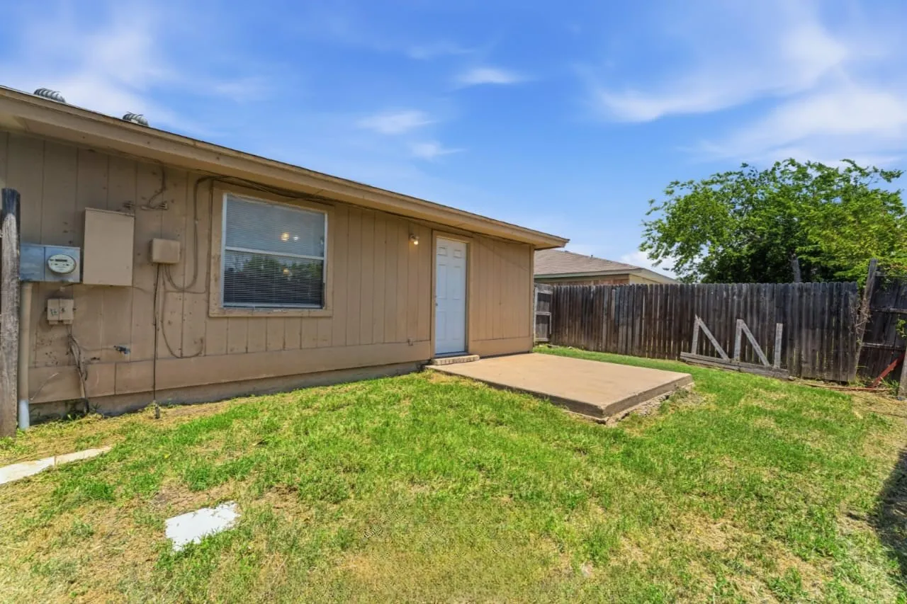 Duplex For Rent in Tarrant County , 1809 San Rafael Street, Fort Worth, Texas 76134, 2 Bedroom, 1 Bathroom, 1 Garage spaces, 1,088 Sqft, built in 1985, mls#21346334, Real Estate Agent in Fort Worth, Homes For Rent in Tarrant county, Homes For Rent in Fort Worth, Realtor in Fort Worth Texas, Real Estate Brokerage Independent Realty Texas, Luminita Cordes Realtor