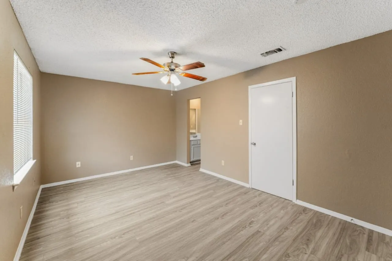 Duplex For Rent in Tarrant County , 1809 San Rafael Street, Fort Worth, Texas 76134, 2 Bedroom, 1 Bathroom, 1 Garage spaces, 1,088 Sqft, built in 1985, mls#21346334, Real Estate Agent in Fort Worth, Homes For Rent in Tarrant county, Homes For Rent in Fort Worth, Realtor in Fort Worth Texas, Real Estate Brokerage Independent Realty Texas, Luminita Cordes Realtor