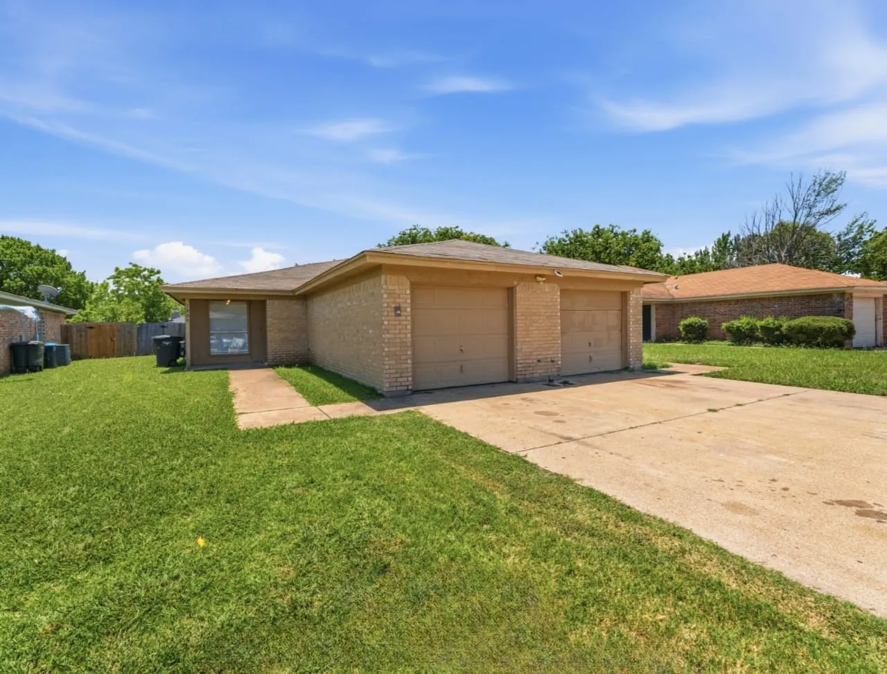 Duplex For Rent in Tarrant County , 1809 San Rafael Street, Fort Worth, Texas 76134, 2 Bedroom, 1 Bathroom, 1 Garage spaces, 1,088 Sqft, built in 1985, mls#21346334, Real Estate Agent in Fort Worth, Homes For Rent in Tarrant county, Homes For Rent in Fort Worth, Realtor in Fort Worth Texas, Real Estate Brokerage Independent Realty Texas, Luminita Cordes Realtor