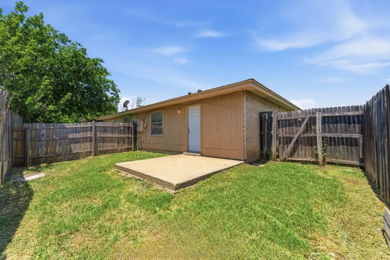 Duplex For Rent in Tarrant County , 1809 San Rafael Street, Fort Worth, Texas 76134, 2 Bedroom, 1 Bathroom, 1 Garage spaces, 1,088 Sqft, built in 1985, mls#21346334, Real Estate Agent in Fort Worth, Homes For Rent in Tarrant county, Homes For Rent in Fort Worth, Realtor in Fort Worth Texas, Real Estate Brokerage Independent Realty Texas, Luminita Cordes Realtor