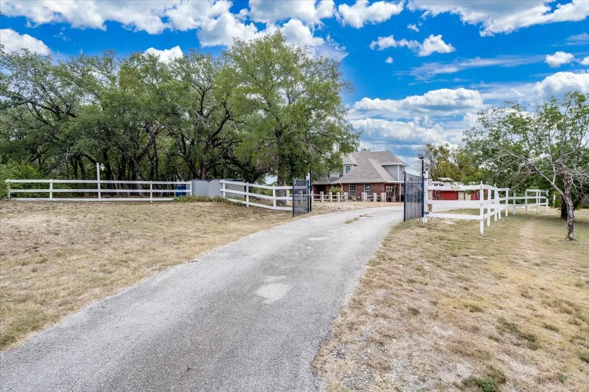 Single Family Residence For Sale in Tarrant County , 9500 Boat Club Road, Fort Worth, Texas 76179, 4 Bedroom, 5 Bathroom, Garage spaces, 3,567 Sqft, built in 1992, mls#21342046, Real Estate Agent in Fort Worth, Homes For Sale in Tarrant county, Homes For Sale in Fort Worth, Realtor in Fort Worth Texas, Real Estate Brokerage Independent Realty Texas, Luminita Cordes Realtor