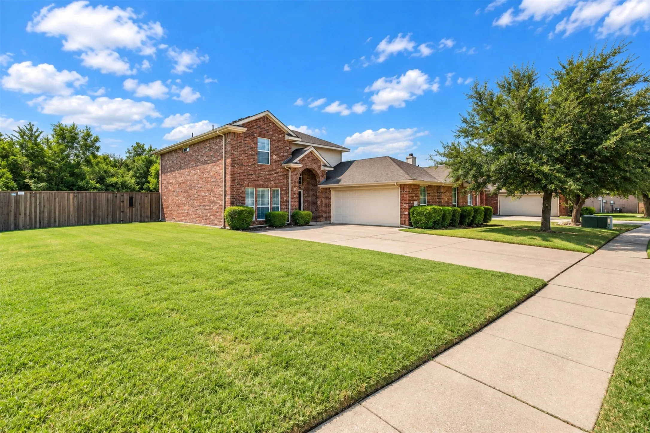 Single Family Residence For Sale in Rockwall County , 2030 Gleaner Drive, Rockwall, Texas 75032, 3 Bedroom, 3 Bathroom, 2 Garage spaces, 2,445 Sqft, built in 2005, mls#21343357, Real Estate Agent in Rockwall, Homes For Sale in Rockwall county, Homes For Sale in Rockwall, Realtor in Rockwall Texas, Real Estate Brokerage Independent Realty Texas, Luminita Cordes Realtor