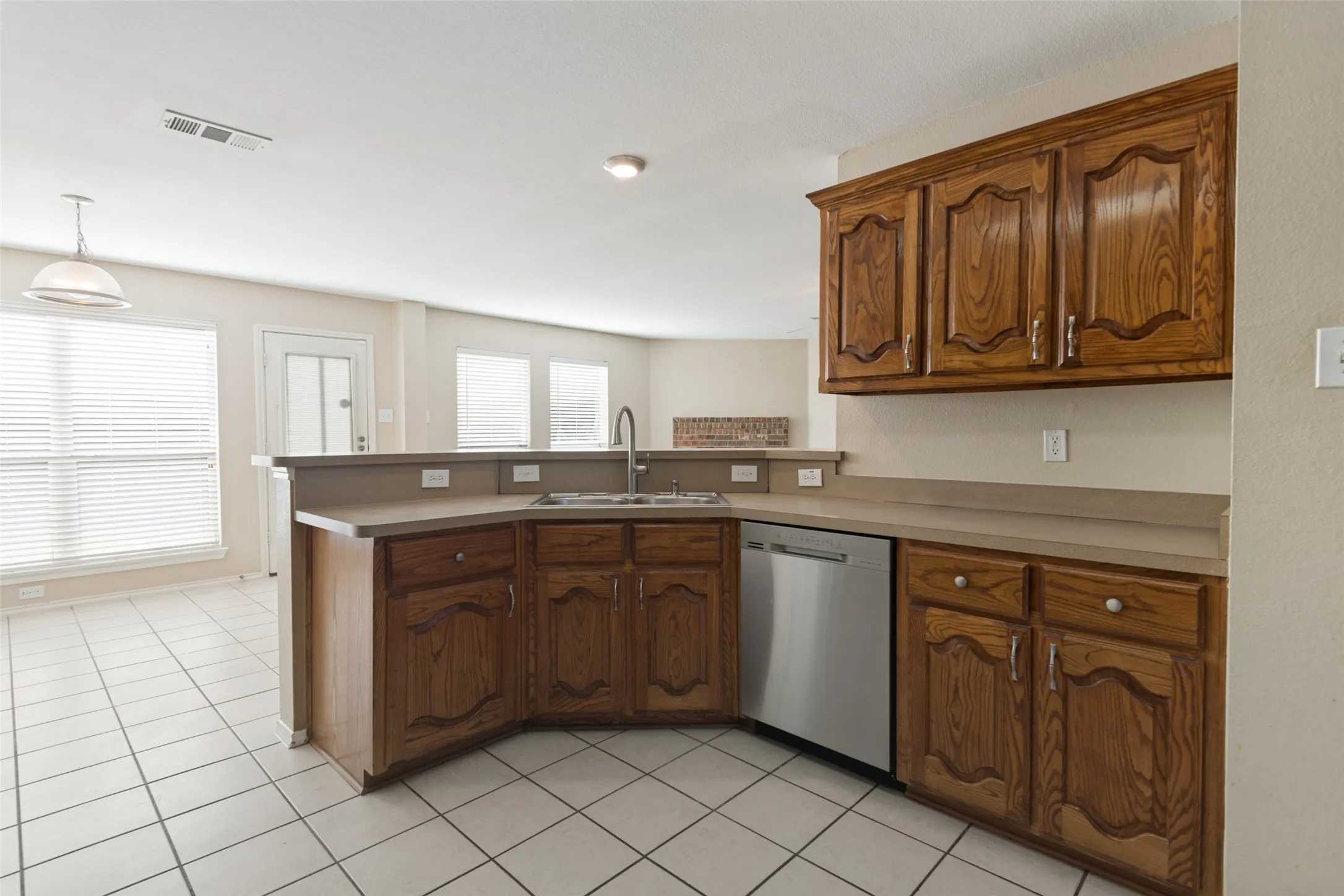 Single Family Residence For Sale in Rockwall County , 2030 Gleaner Drive, Rockwall, Texas 75032, 3 Bedroom, 3 Bathroom, 2 Garage spaces, 2,445 Sqft, built in 2005, mls#21343357, Real Estate Agent in Rockwall, Homes For Sale in Rockwall county, Homes For Sale in Rockwall, Realtor in Rockwall Texas, Real Estate Brokerage Independent Realty Texas, Luminita Cordes Realtor