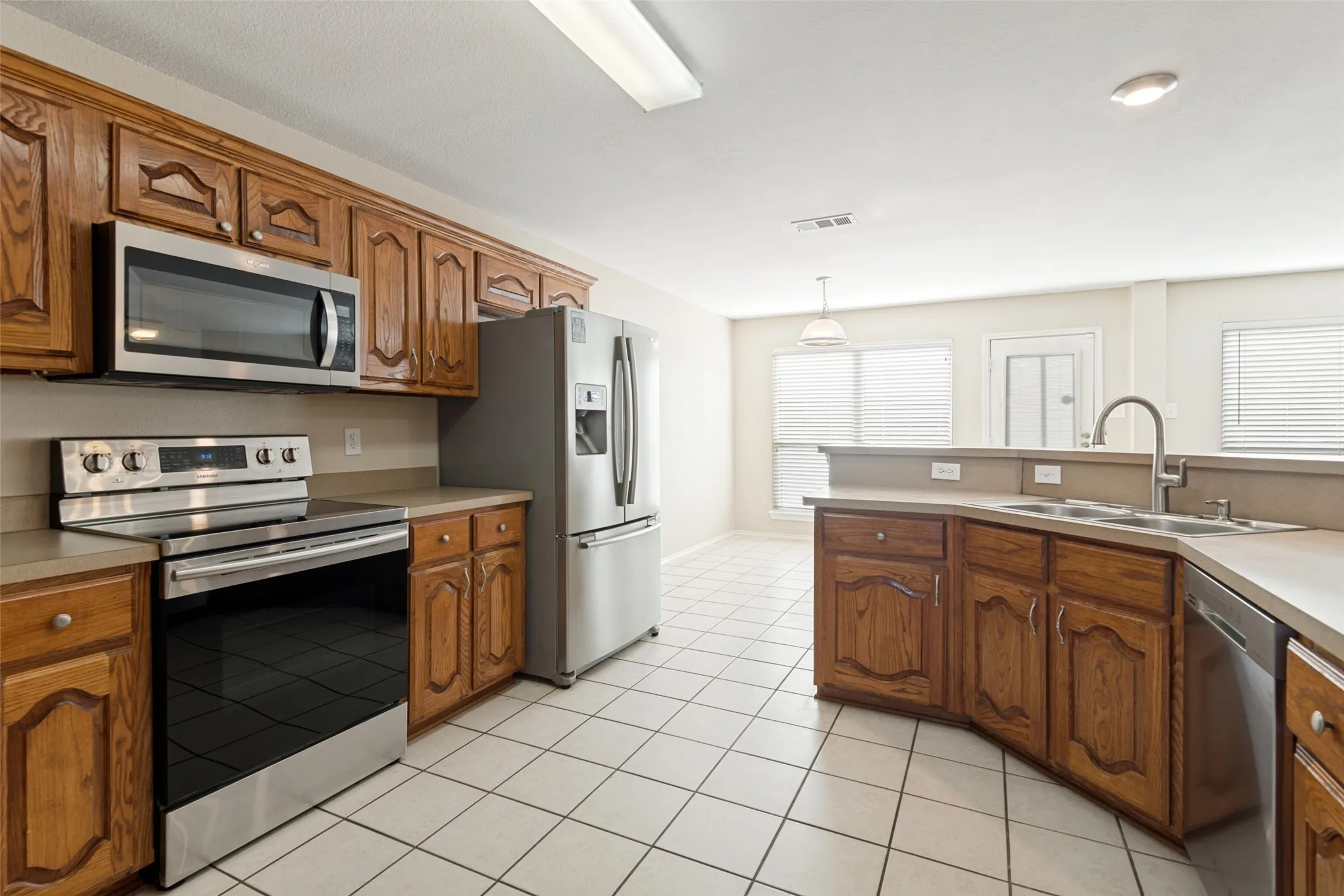 Single Family Residence For Sale in Rockwall County , 2030 Gleaner Drive, Rockwall, Texas 75032, 3 Bedroom, 3 Bathroom, 2 Garage spaces, 2,445 Sqft, built in 2005, mls#21343357, Real Estate Agent in Rockwall, Homes For Sale in Rockwall county, Homes For Sale in Rockwall, Realtor in Rockwall Texas, Real Estate Brokerage Independent Realty Texas, Luminita Cordes Realtor