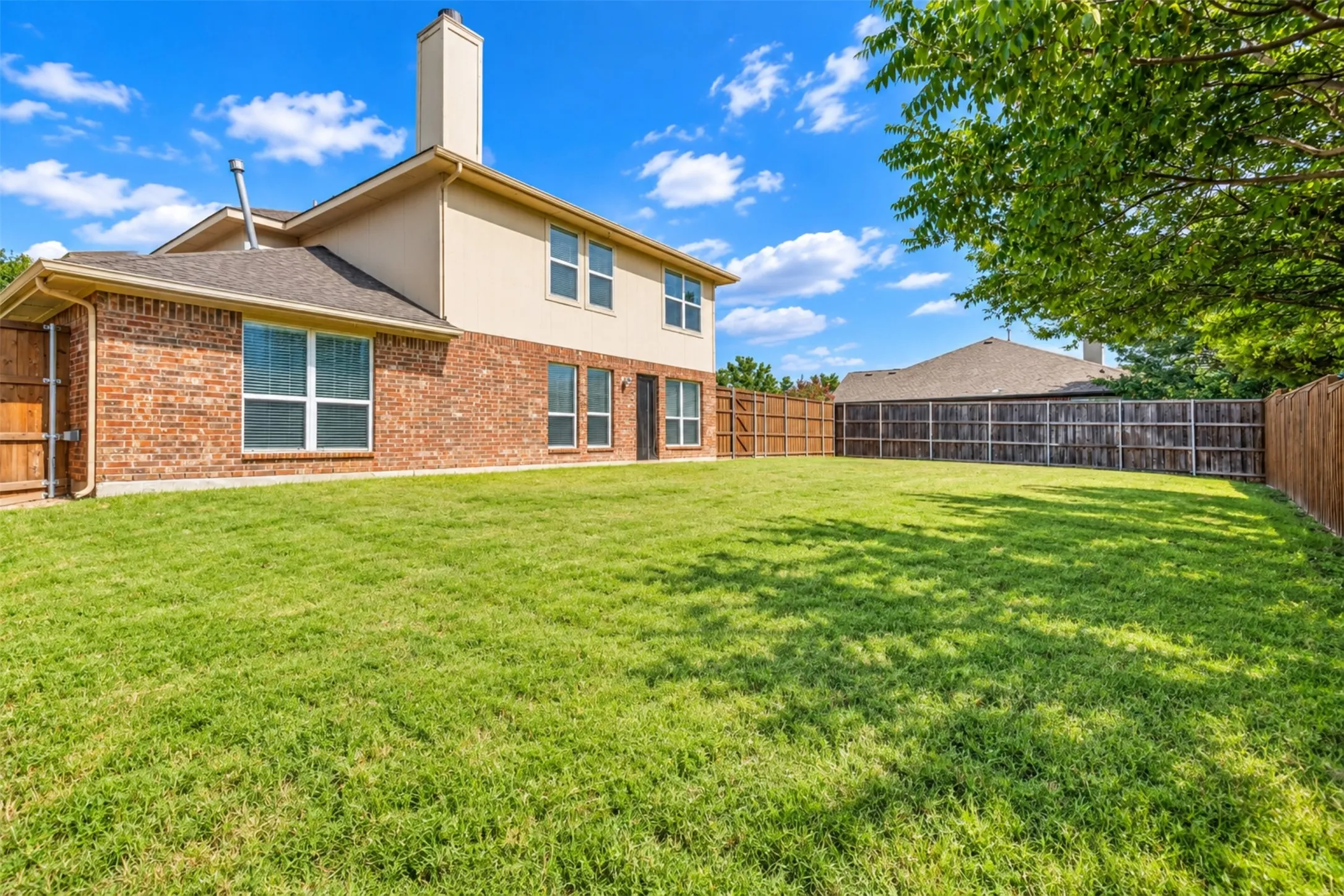 Single Family Residence For Sale in Rockwall County , 2030 Gleaner Drive, Rockwall, Texas 75032, 3 Bedroom, 3 Bathroom, 2 Garage spaces, 2,445 Sqft, built in 2005, mls#21343357, Real Estate Agent in Rockwall, Homes For Sale in Rockwall county, Homes For Sale in Rockwall, Realtor in Rockwall Texas, Real Estate Brokerage Independent Realty Texas, Luminita Cordes Realtor