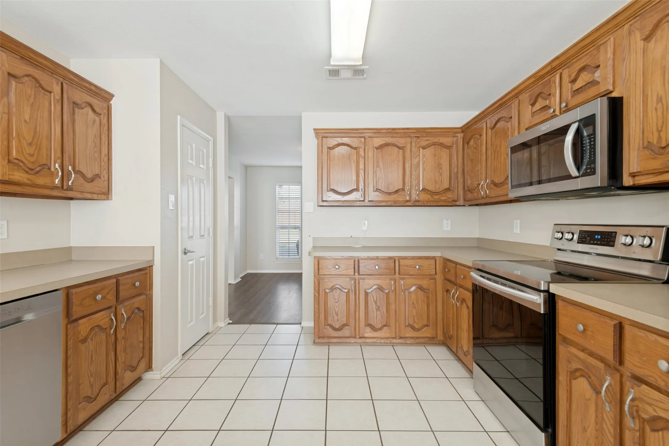 Single Family Residence For Sale in Rockwall County , 2030 Gleaner Drive, Rockwall, Texas 75032, 3 Bedroom, 3 Bathroom, 2 Garage spaces, 2,445 Sqft, built in 2005, mls#21343357, Real Estate Agent in Rockwall, Homes For Sale in Rockwall county, Homes For Sale in Rockwall, Realtor in Rockwall Texas, Real Estate Brokerage Independent Realty Texas, Luminita Cordes Realtor