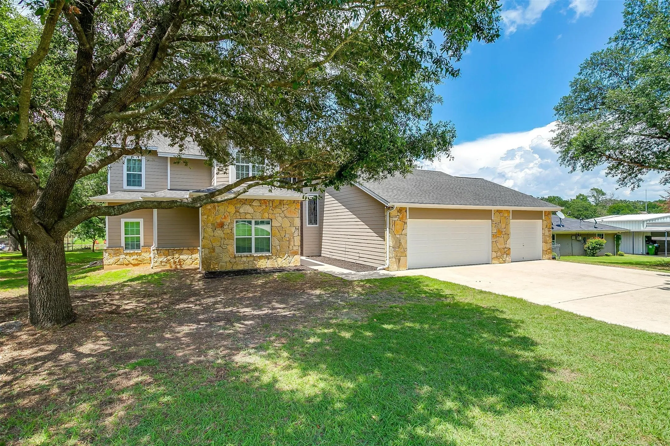 Single Family Residence For Sale in Tarrant County , 11972 Younger Court, Azle, Texas 76020, 7 Bedrooms, 3 Bathrooms, 3 Garage spaces, 4,250 Sqft, built in 1996, Price $920,000, mls#21333837, Real Estate Agent in Azle, Homes For Sale in Tarrant county, Homes For Sale in Azle, Realtor in Azle Texas, Real Estate Brokerage Independent Realty Texas, Luminita Cordes Realtor