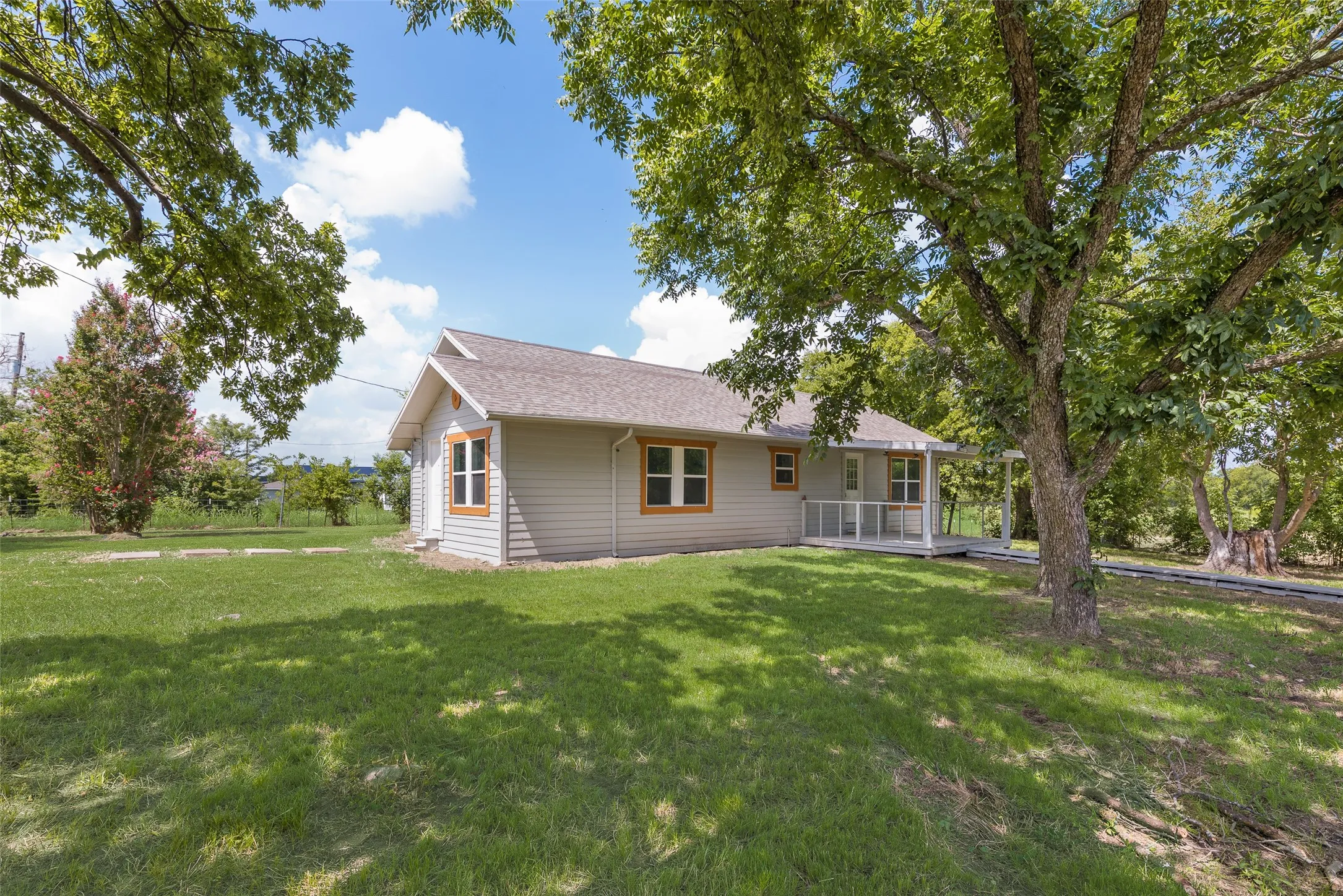 Single Family Residence For Sale in Hunt County , 8041 County Road 2584, Royse City, Texas 75189, 3 Bedroom, 2 Bathroom, Garage spaces, 1,240 Sqft, built in 1958, mls#21346610, Real Estate Agent in Royse City, Homes For Sale in Hunt county, Homes For Sale in Royse City, Realtor in Royse City Texas, Real Estate Brokerage Independent Realty Texas, Luminita Cordes Realtor