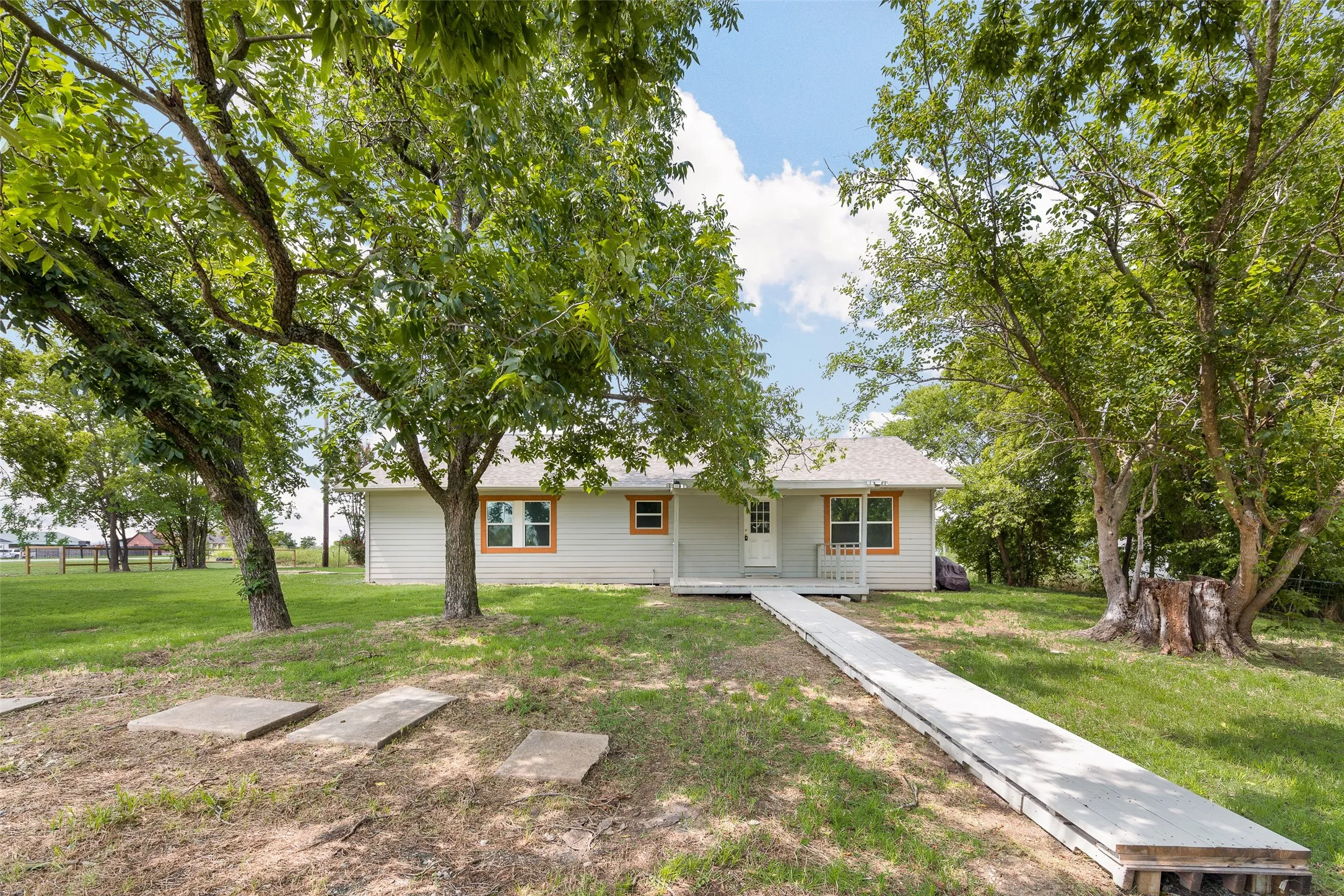 Single Family Residence For Sale in Hunt County , 8041 County Road 2584, Royse City, Texas 75189, 3 Bedroom, 2 Bathroom, Garage spaces, 1,240 Sqft, built in 1958, mls#21346610, Real Estate Agent in Royse City, Homes For Sale in Hunt county, Homes For Sale in Royse City, Realtor in Royse City Texas, Real Estate Brokerage Independent Realty Texas, Luminita Cordes Realtor
