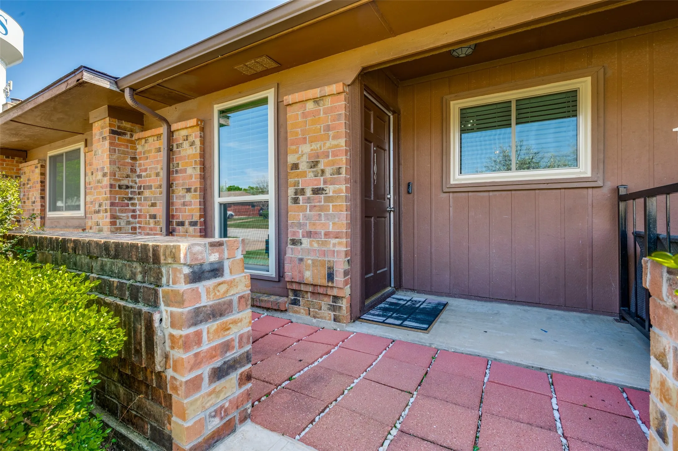 Single Family Residence For Sale in Tarrant County , 109 Hickory Springs Drive, Euless, Texas 76039, 3 Bedroom, 2 Bathroom, Garage spaces, 1,294 Sqft, built in 1983, mls#21346609, Real Estate Agent in Euless, Homes For Sale in Tarrant county, Homes For Sale in Euless, Realtor in Euless Texas, Real Estate Brokerage Independent Realty Texas, Luminita Cordes Realtor