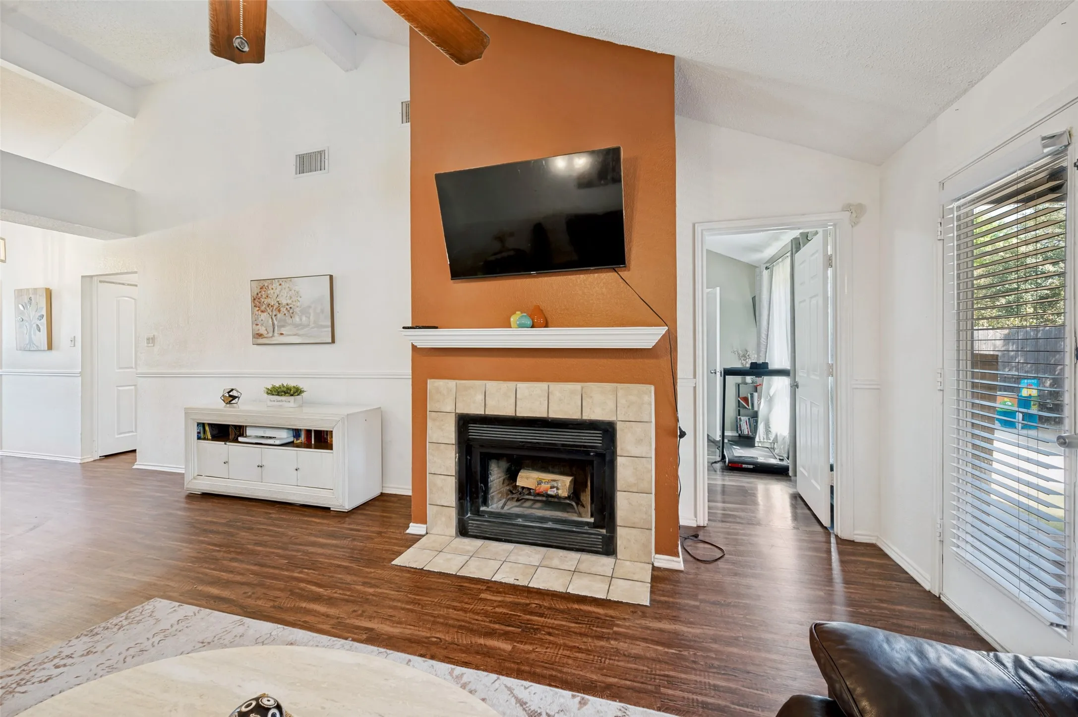 Single Family Residence For Sale in Tarrant County , 109 Hickory Springs Drive, Euless, Texas 76039, 3 Bedroom, 2 Bathroom, Garage spaces, 1,294 Sqft, built in 1983, mls#21346609, Real Estate Agent in Euless, Homes For Sale in Tarrant county, Homes For Sale in Euless, Realtor in Euless Texas, Real Estate Brokerage Independent Realty Texas, Luminita Cordes Realtor