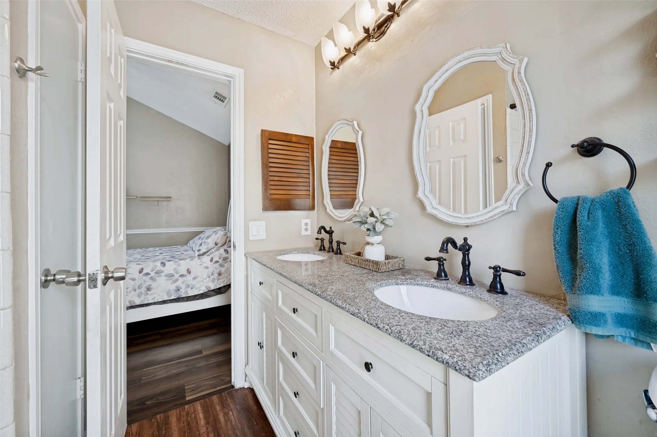 Single Family Residence For Sale in Tarrant County , 109 Hickory Springs Drive, Euless, Texas 76039, 3 Bedroom, 2 Bathroom, Garage spaces, 1,294 Sqft, built in 1983, mls#21346609, Real Estate Agent in Euless, Homes For Sale in Tarrant county, Homes For Sale in Euless, Realtor in Euless Texas, Real Estate Brokerage Independent Realty Texas, Luminita Cordes Realtor