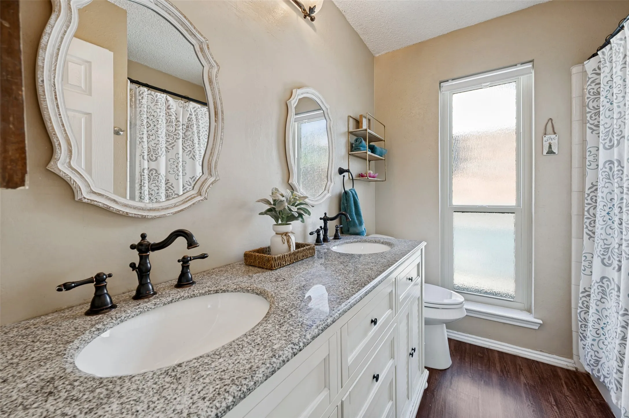 Single Family Residence For Sale in Tarrant County , 109 Hickory Springs Drive, Euless, Texas 76039, 3 Bedroom, 2 Bathroom, Garage spaces, 1,294 Sqft, built in 1983, mls#21346609, Real Estate Agent in Euless, Homes For Sale in Tarrant county, Homes For Sale in Euless, Realtor in Euless Texas, Real Estate Brokerage Independent Realty Texas, Luminita Cordes Realtor