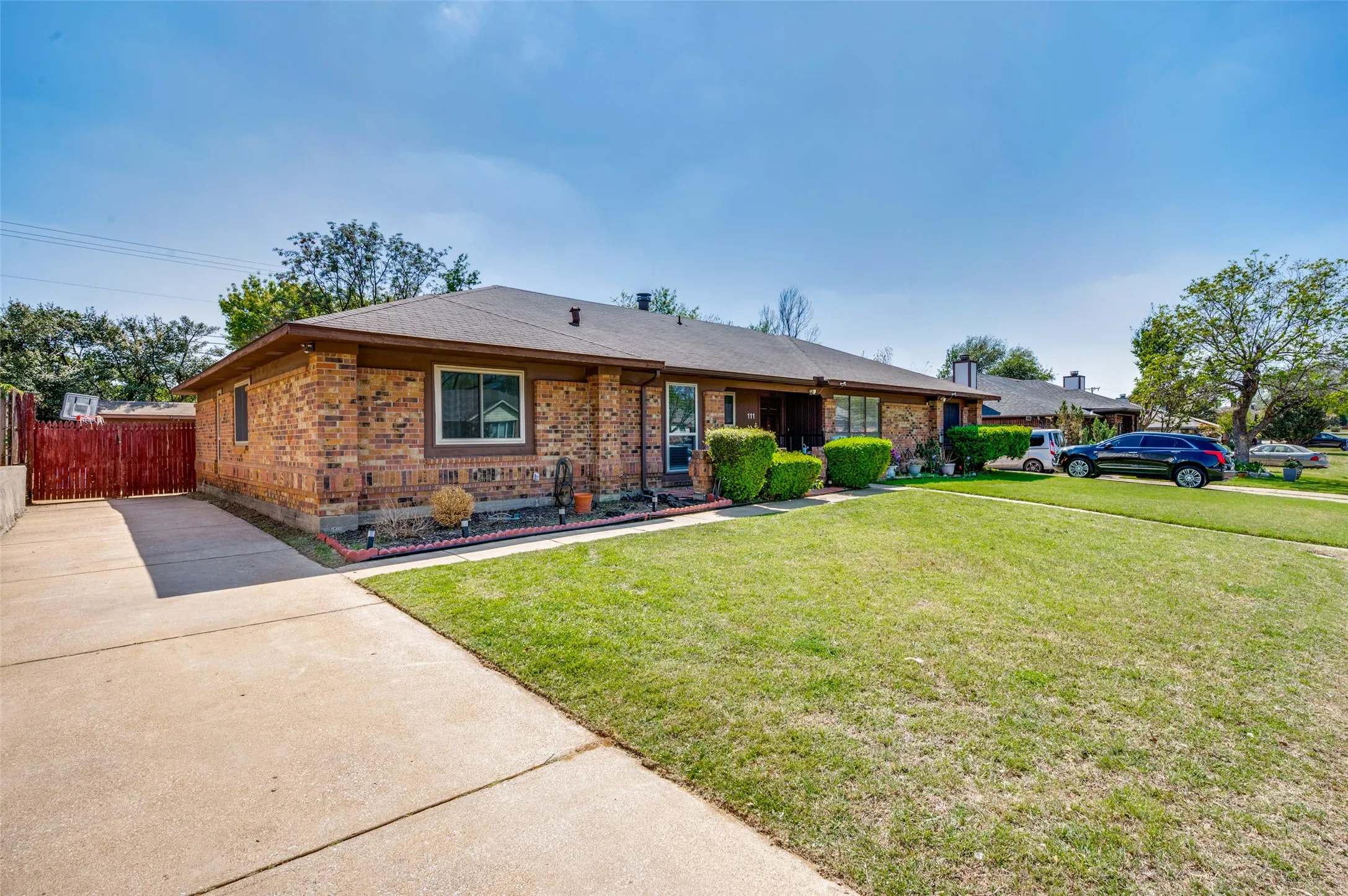 Single Family Residence For Sale in Tarrant County , 109 Hickory Springs Drive, Euless, Texas 76039, 3 Bedroom, 2 Bathroom, Garage spaces, 1,294 Sqft, built in 1983, mls#21346609, Real Estate Agent in Euless, Homes For Sale in Tarrant county, Homes For Sale in Euless, Realtor in Euless Texas, Real Estate Brokerage Independent Realty Texas, Luminita Cordes Realtor