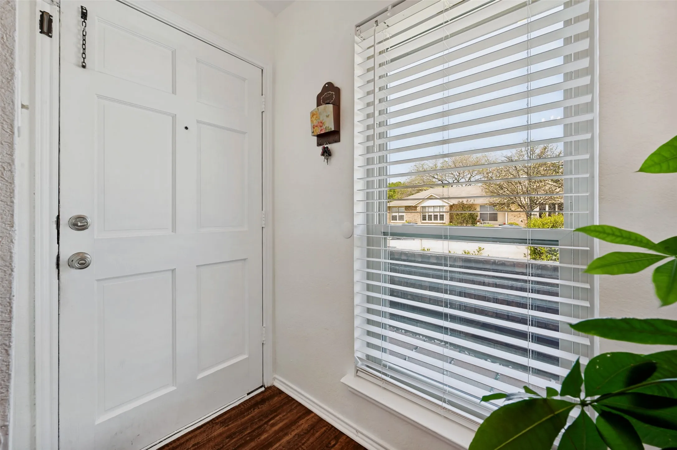 Single Family Residence For Sale in Tarrant County , 109 Hickory Springs Drive, Euless, Texas 76039, 3 Bedroom, 2 Bathroom, Garage spaces, 1,294 Sqft, built in 1983, mls#21346609, Real Estate Agent in Euless, Homes For Sale in Tarrant county, Homes For Sale in Euless, Realtor in Euless Texas, Real Estate Brokerage Independent Realty Texas, Luminita Cordes Realtor