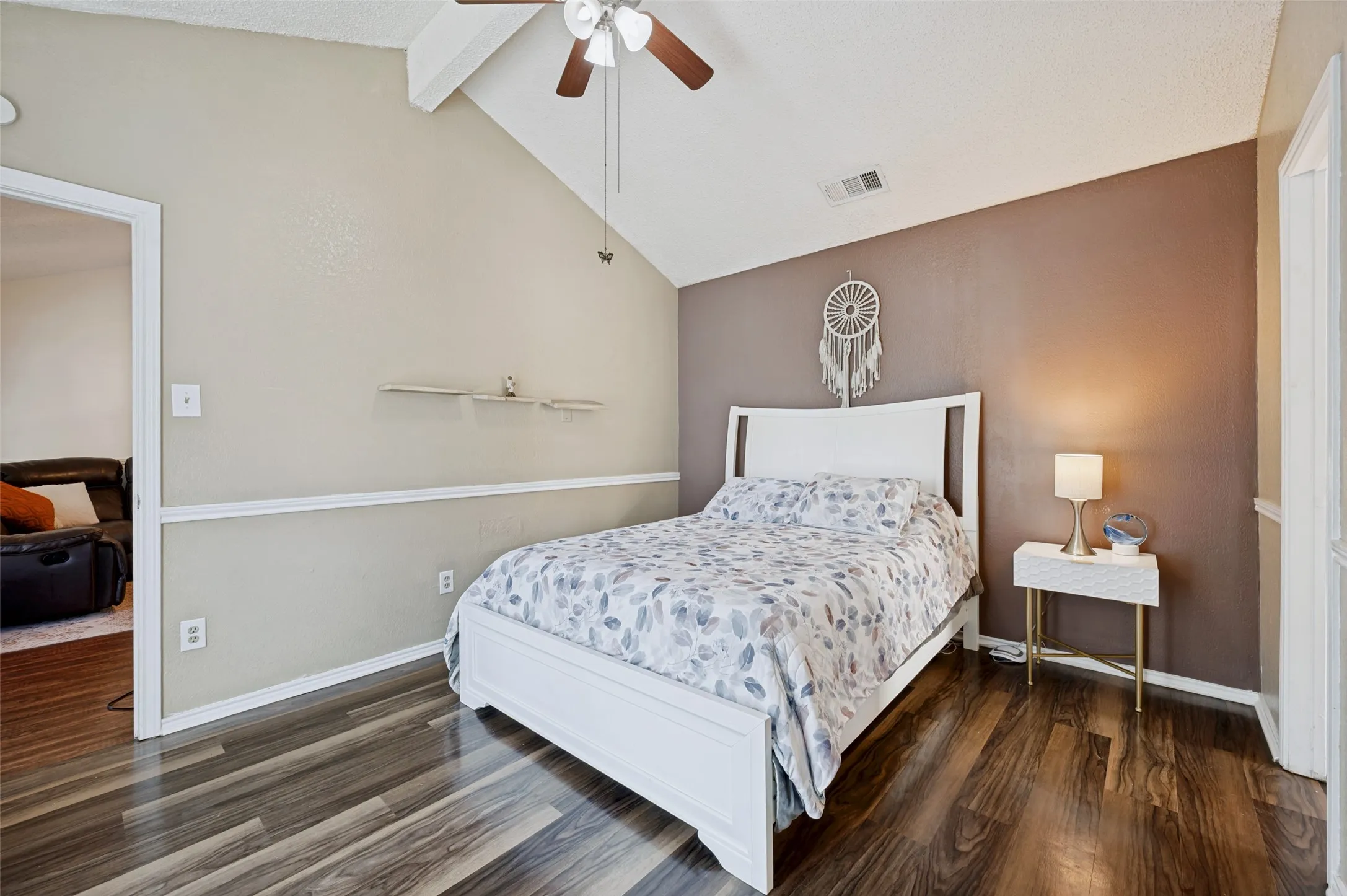 Single Family Residence For Sale in Tarrant County , 109 Hickory Springs Drive, Euless, Texas 76039, 3 Bedroom, 2 Bathroom, Garage spaces, 1,294 Sqft, built in 1983, mls#21346609, Real Estate Agent in Euless, Homes For Sale in Tarrant county, Homes For Sale in Euless, Realtor in Euless Texas, Real Estate Brokerage Independent Realty Texas, Luminita Cordes Realtor