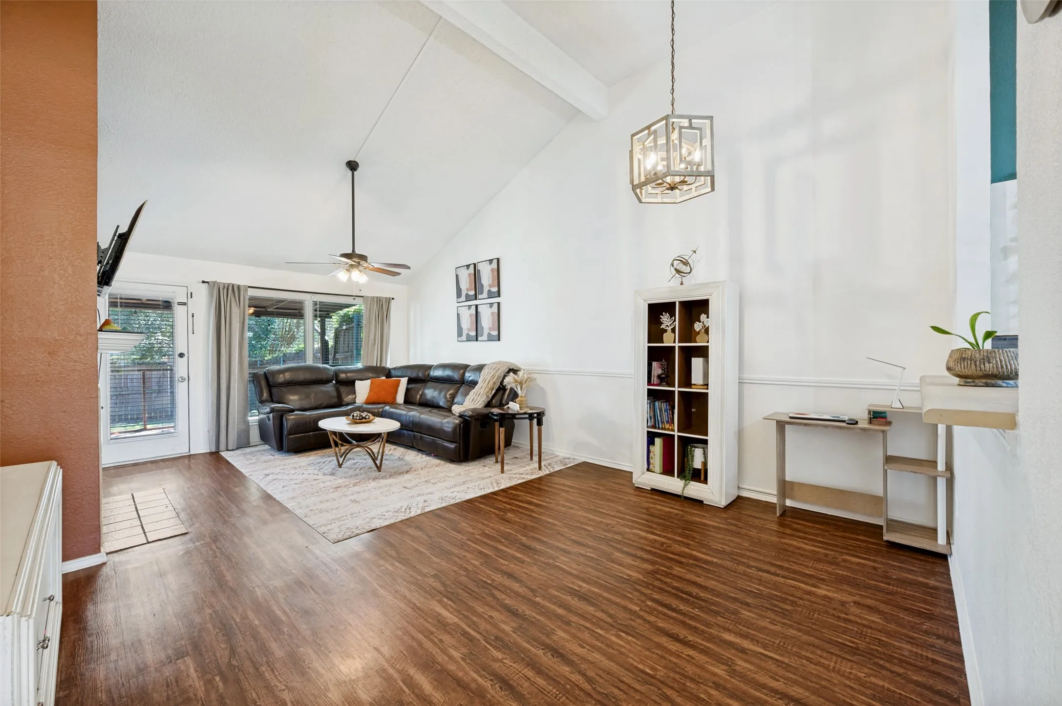 Single Family Residence For Sale in Tarrant County , 109 Hickory Springs Drive, Euless, Texas 76039, 3 Bedroom, 2 Bathroom, Garage spaces, 1,294 Sqft, built in 1983, mls#21346609, Real Estate Agent in Euless, Homes For Sale in Tarrant county, Homes For Sale in Euless, Realtor in Euless Texas, Real Estate Brokerage Independent Realty Texas, Luminita Cordes Realtor