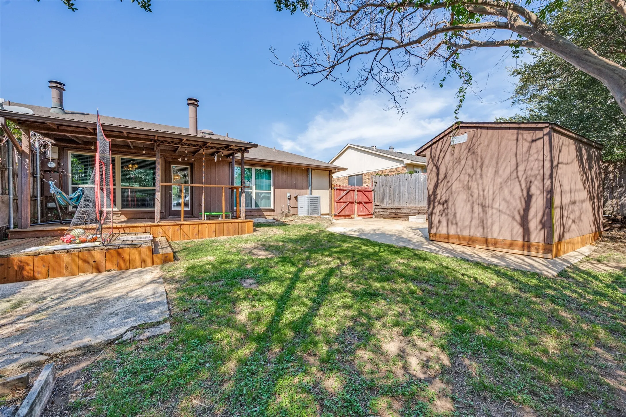 Single Family Residence For Sale in Tarrant County , 109 Hickory Springs Drive, Euless, Texas 76039, 3 Bedroom, 2 Bathroom, Garage spaces, 1,294 Sqft, built in 1983, mls#21346609, Real Estate Agent in Euless, Homes For Sale in Tarrant county, Homes For Sale in Euless, Realtor in Euless Texas, Real Estate Brokerage Independent Realty Texas, Luminita Cordes Realtor