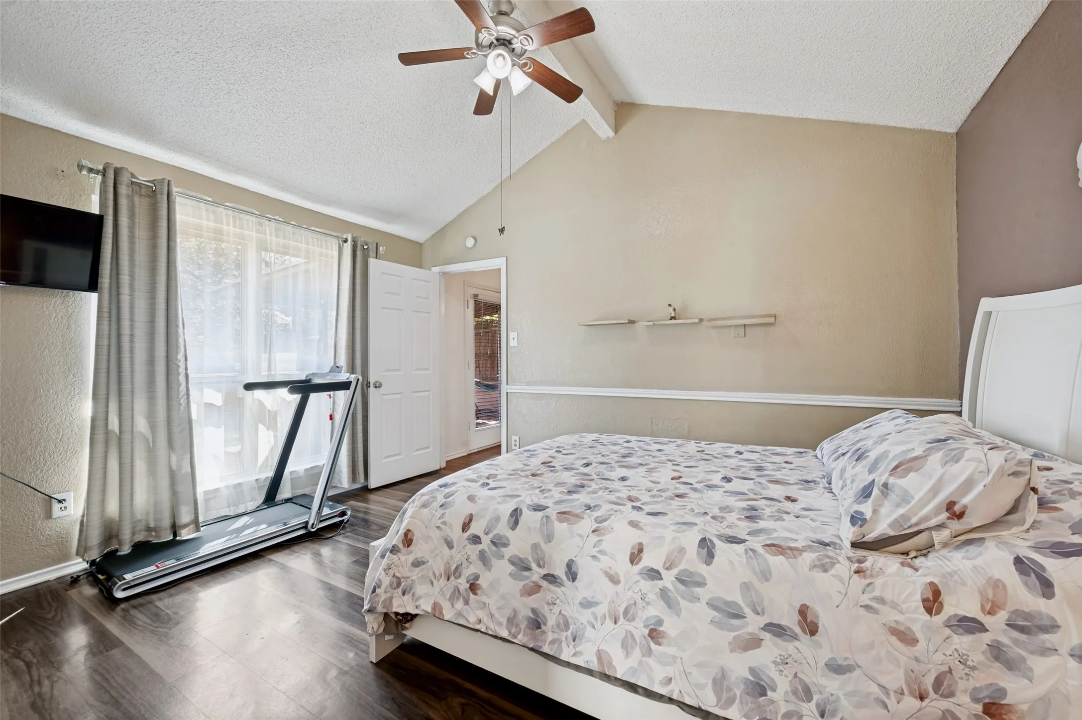 Single Family Residence For Sale in Tarrant County , 109 Hickory Springs Drive, Euless, Texas 76039, 3 Bedroom, 2 Bathroom, Garage spaces, 1,294 Sqft, built in 1983, mls#21346609, Real Estate Agent in Euless, Homes For Sale in Tarrant county, Homes For Sale in Euless, Realtor in Euless Texas, Real Estate Brokerage Independent Realty Texas, Luminita Cordes Realtor