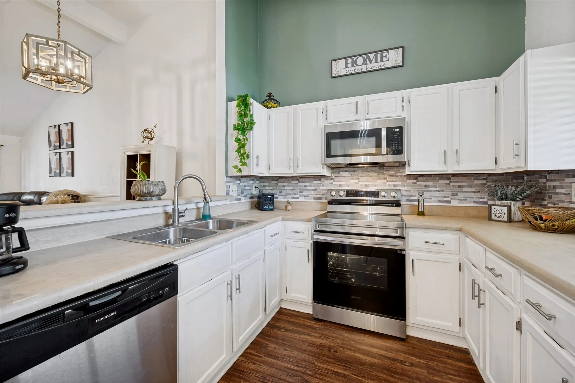 Single Family Residence For Sale in Tarrant County , 109 Hickory Springs Drive, Euless, Texas 76039, 3 Bedroom, 2 Bathroom, Garage spaces, 1,294 Sqft, built in 1983, mls#21346609, Real Estate Agent in Euless, Homes For Sale in Tarrant county, Homes For Sale in Euless, Realtor in Euless Texas, Real Estate Brokerage Independent Realty Texas, Luminita Cordes Realtor