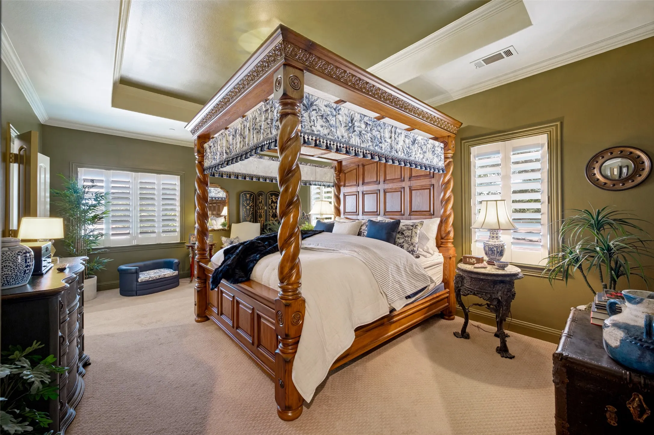 Large primary bedroom.