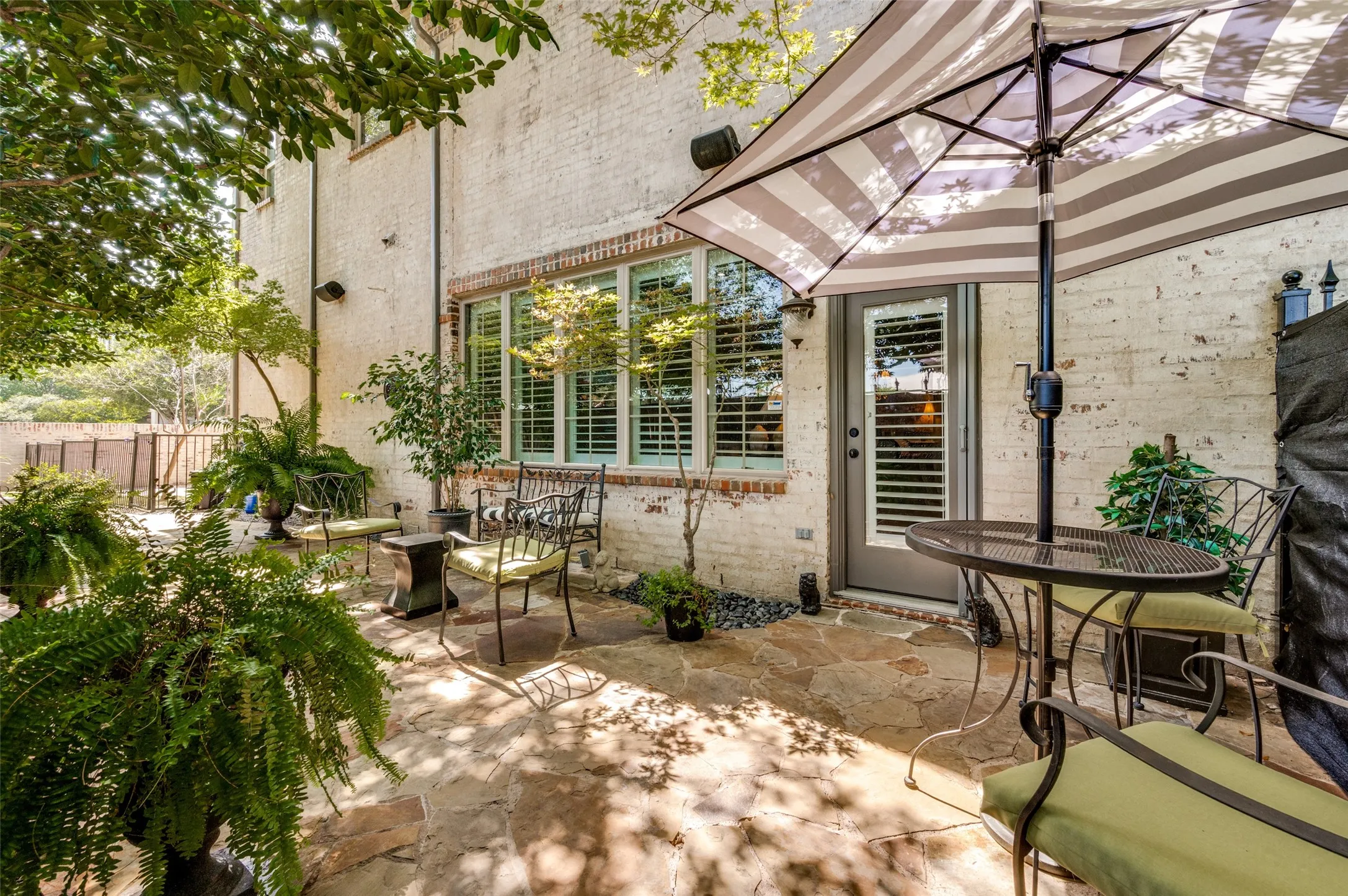 Side yard, plenty of room for entertaining and pets.