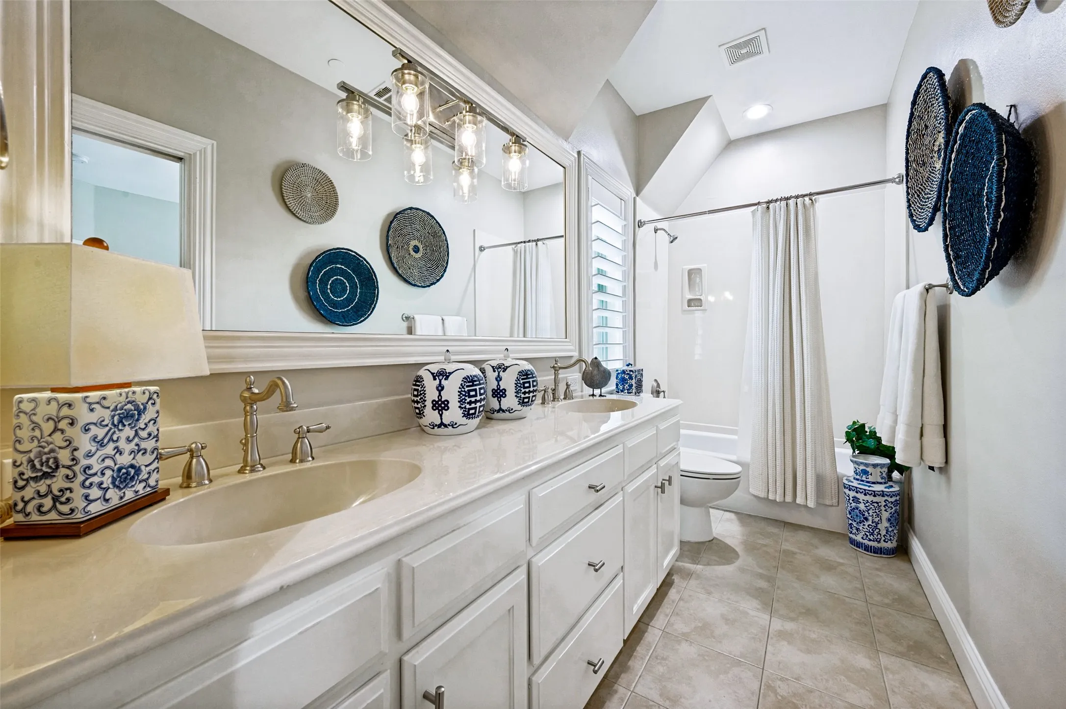 Townhouse For Sale in Collin County , 17254 Lechlade Lane, Dallas, Texas 75252, 3 Bedrooms, 3 Bathrooms, 2 Garage spaces, 1,903 Sqft, built in 2004, Price $575,000, mls#21344732, Real Estate Agent in Dallas, Homes For Sale in Collin county, Homes For Sale in Dallas, Realtor in Dallas Texas, Real Estate Brokerage Independent Realty Texas, Luminita Cordes Realtor
