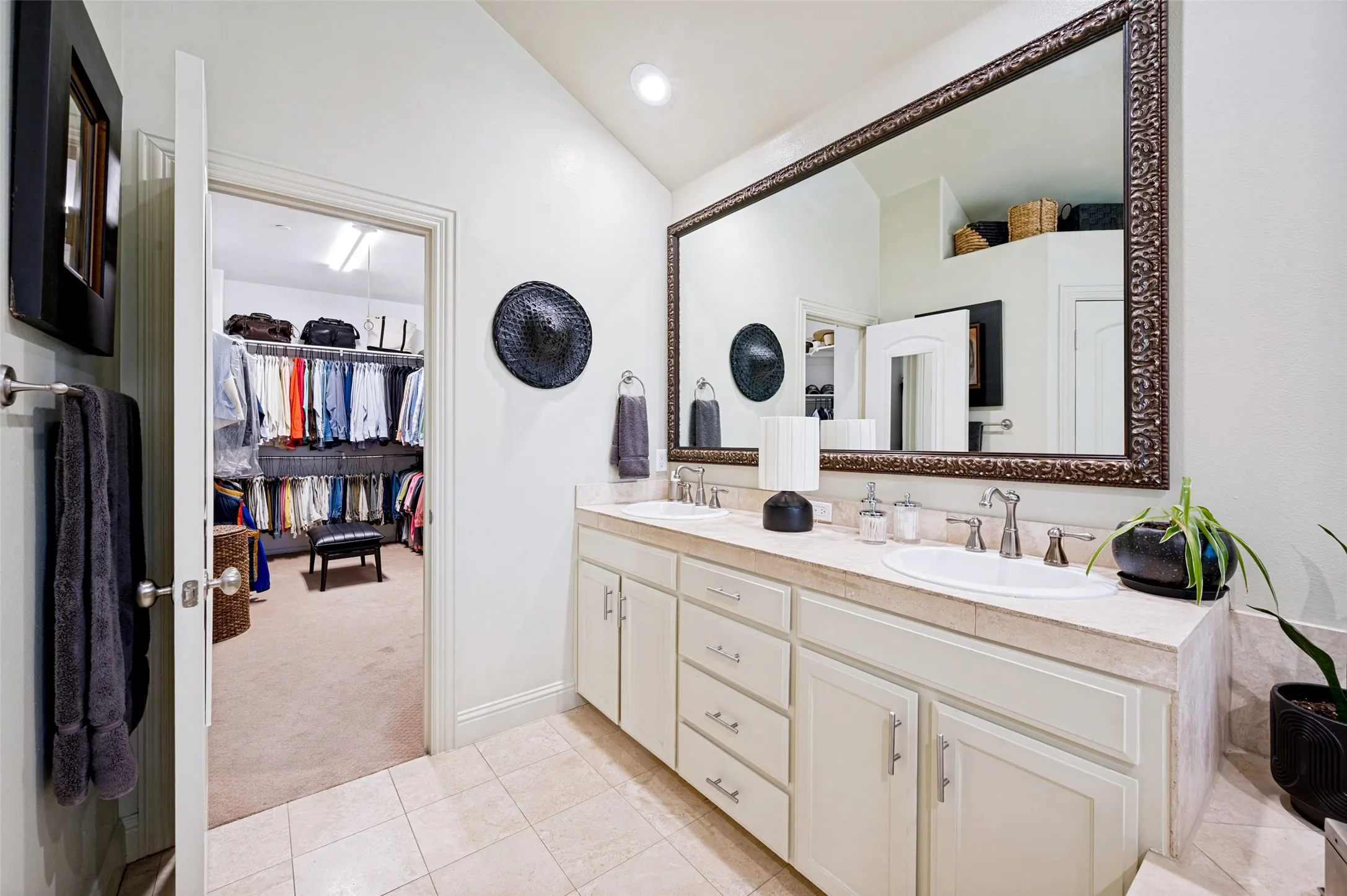 Townhouse For Sale in Collin County , 17254 Lechlade Lane, Dallas, Texas 75252, 3 Bedrooms, 3 Bathrooms, 2 Garage spaces, 1,903 Sqft, built in 2004, Price $575,000, mls#21344732, Real Estate Agent in Dallas, Homes For Sale in Collin county, Homes For Sale in Dallas, Realtor in Dallas Texas, Real Estate Brokerage Independent Realty Texas, Luminita Cordes Realtor