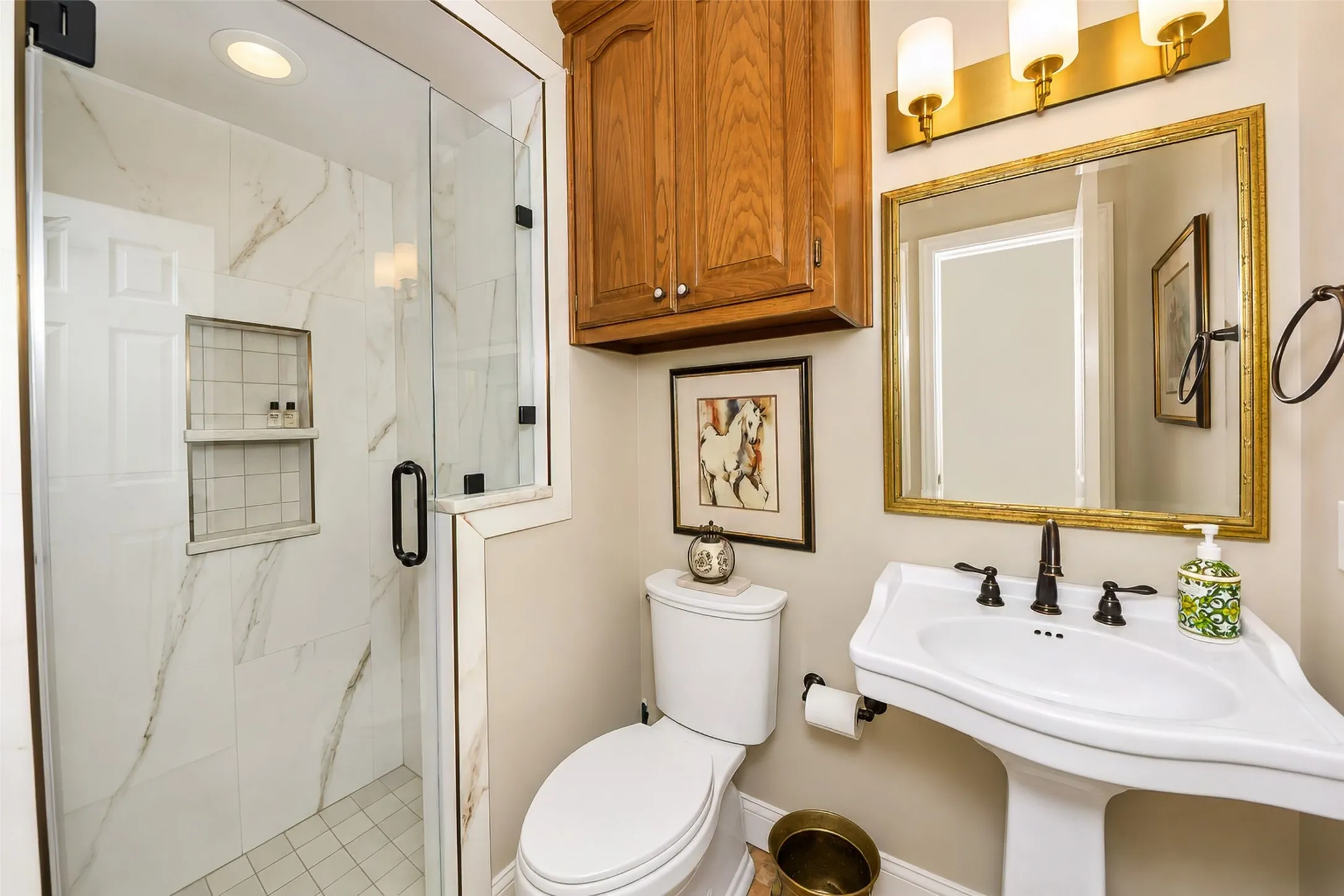 Full guest bathroom, newly remodeled.